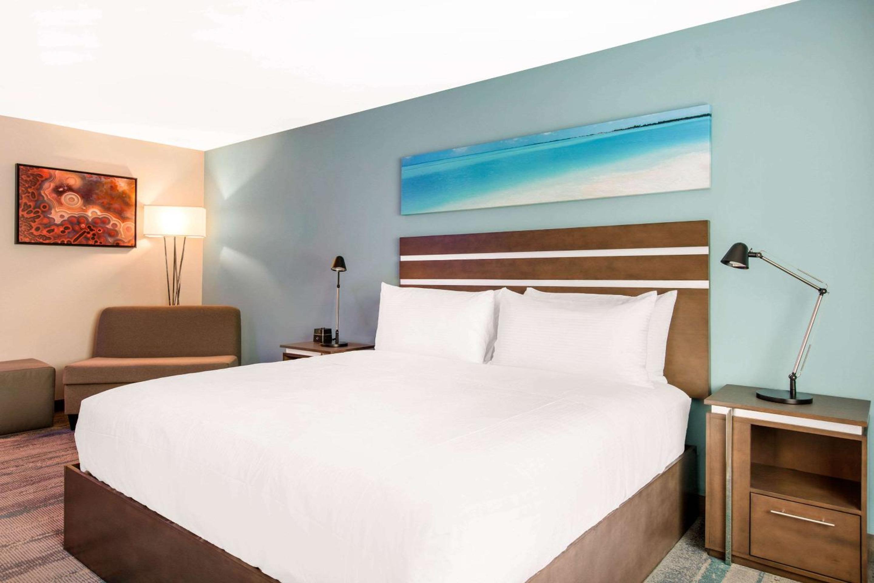 Standard Room, 1 King Bed, Non-Smoking - Photo 1