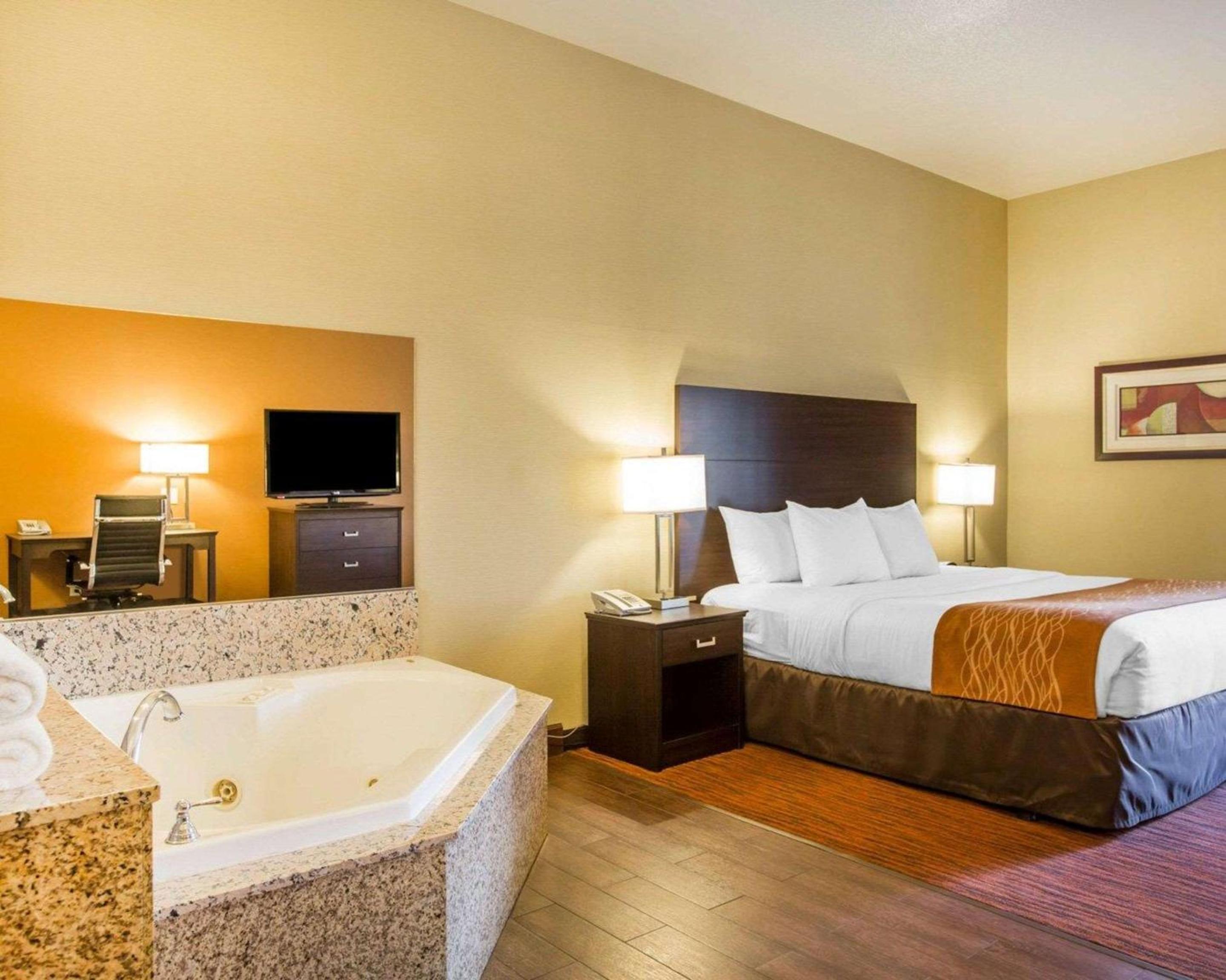 King Suite - Non -Smoking - Photo 5