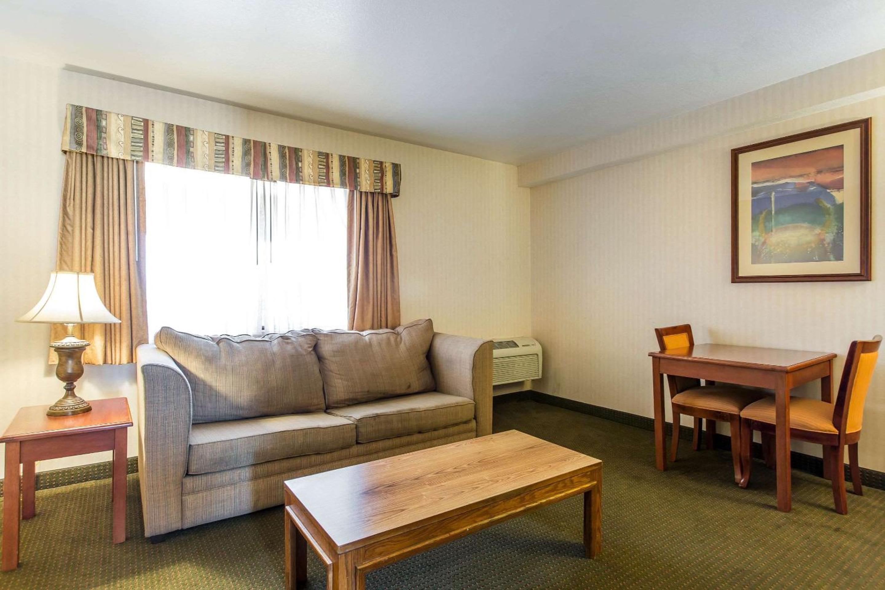 King Suite with Sofa Bed - Non-Smoking photo 2