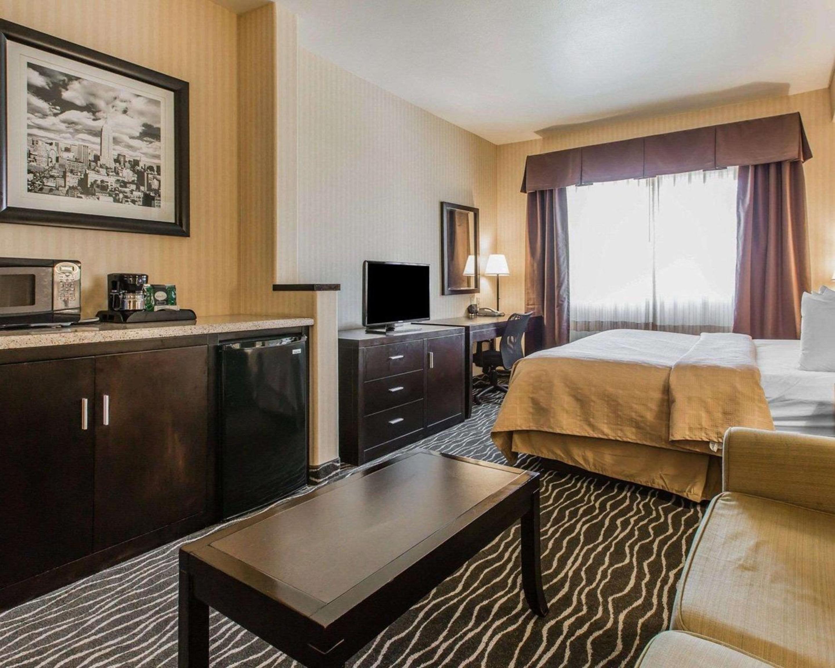 Suite, 1 King Bed with Sofa Bed, Non Smoking - Photo 3