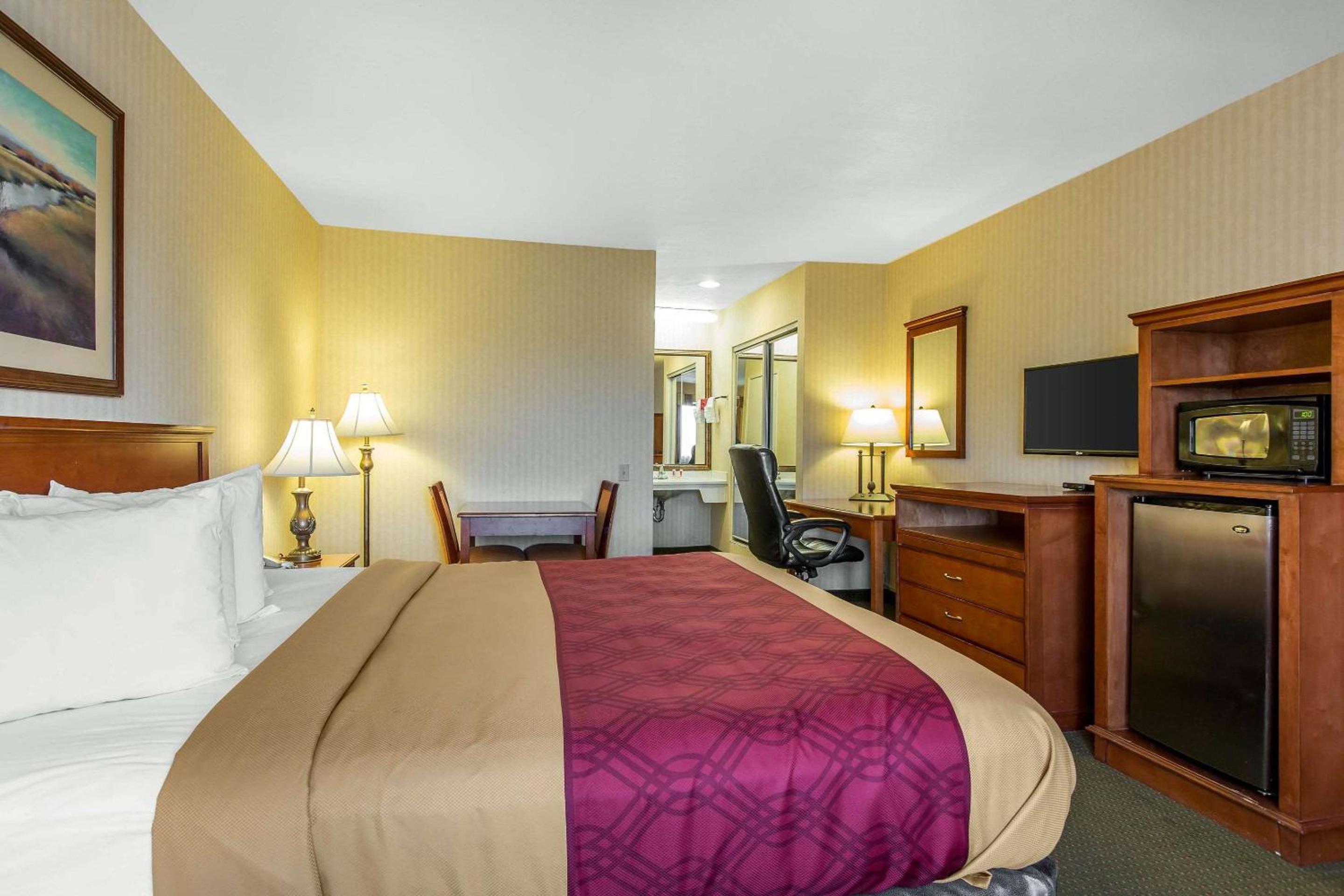 King Room - Non-Smoking photo 2