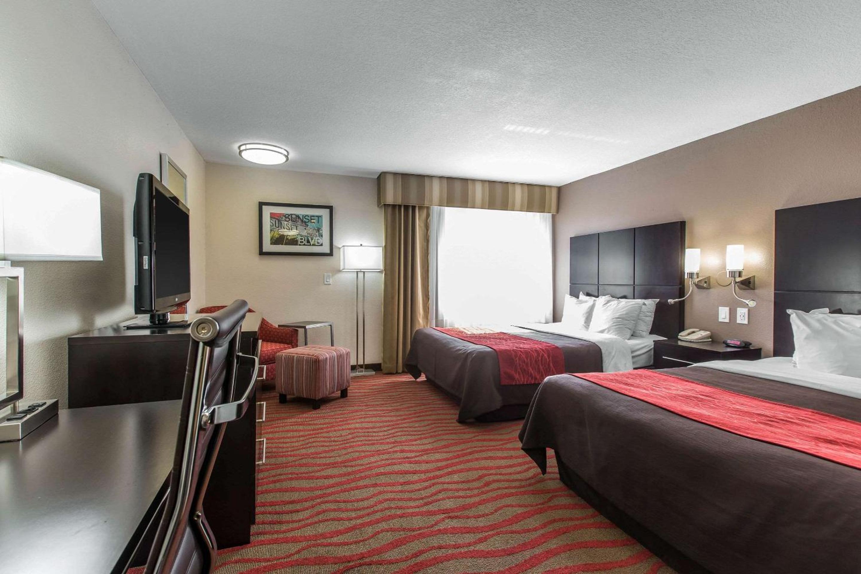 Standard Queen Room with Two Queen Beds - Non-Smoking photo 3