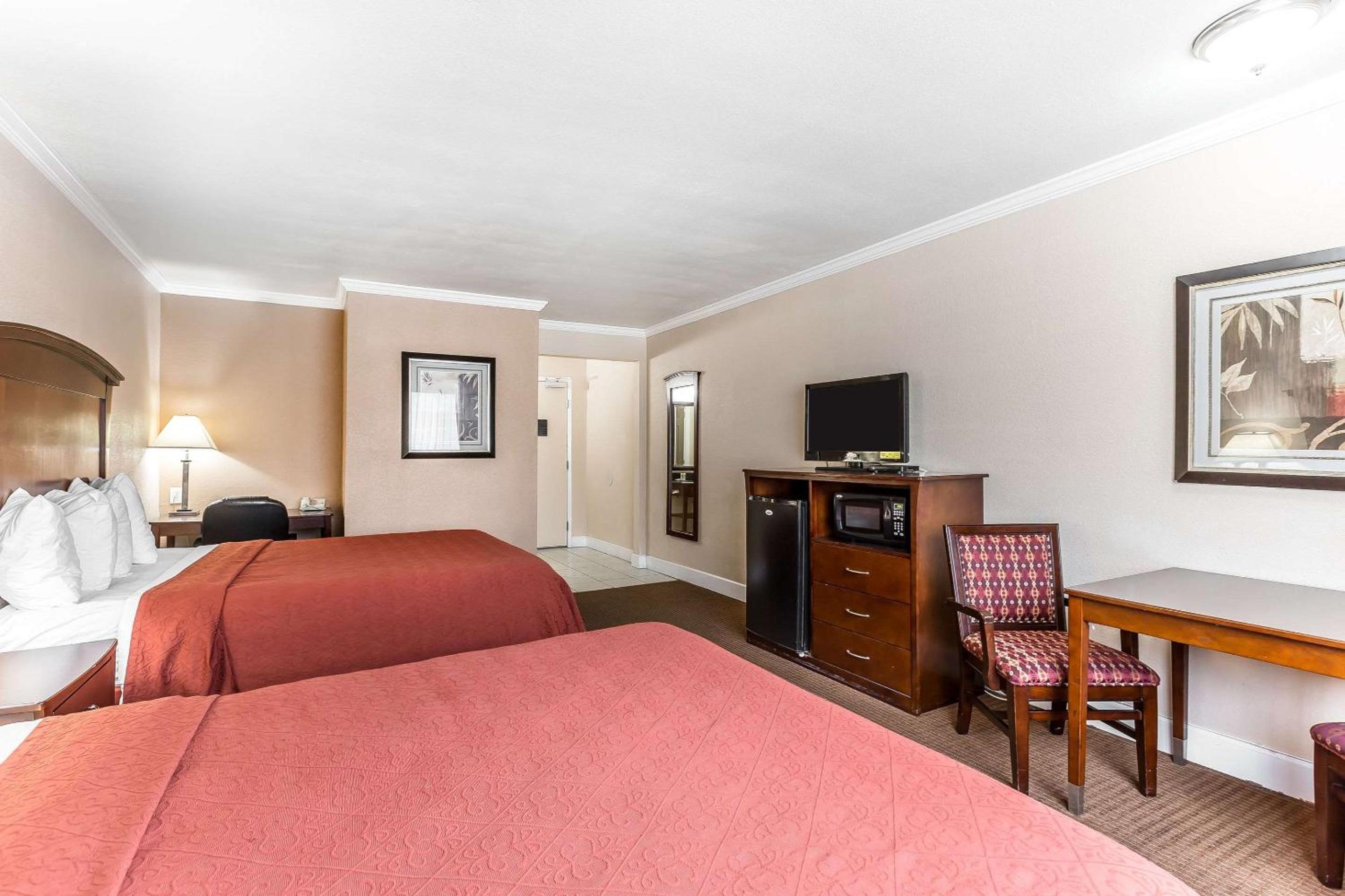 Standard Queen Room with Two Queen Beds - Non-Smoking - Photo 2