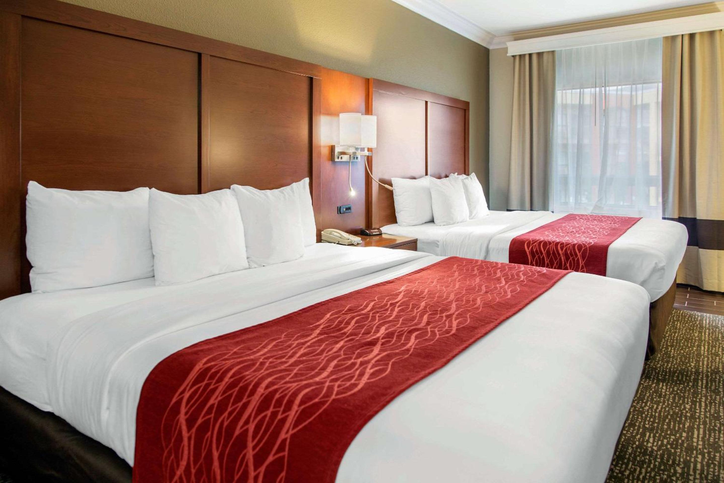 King Room with Two King Beds - Photo 4