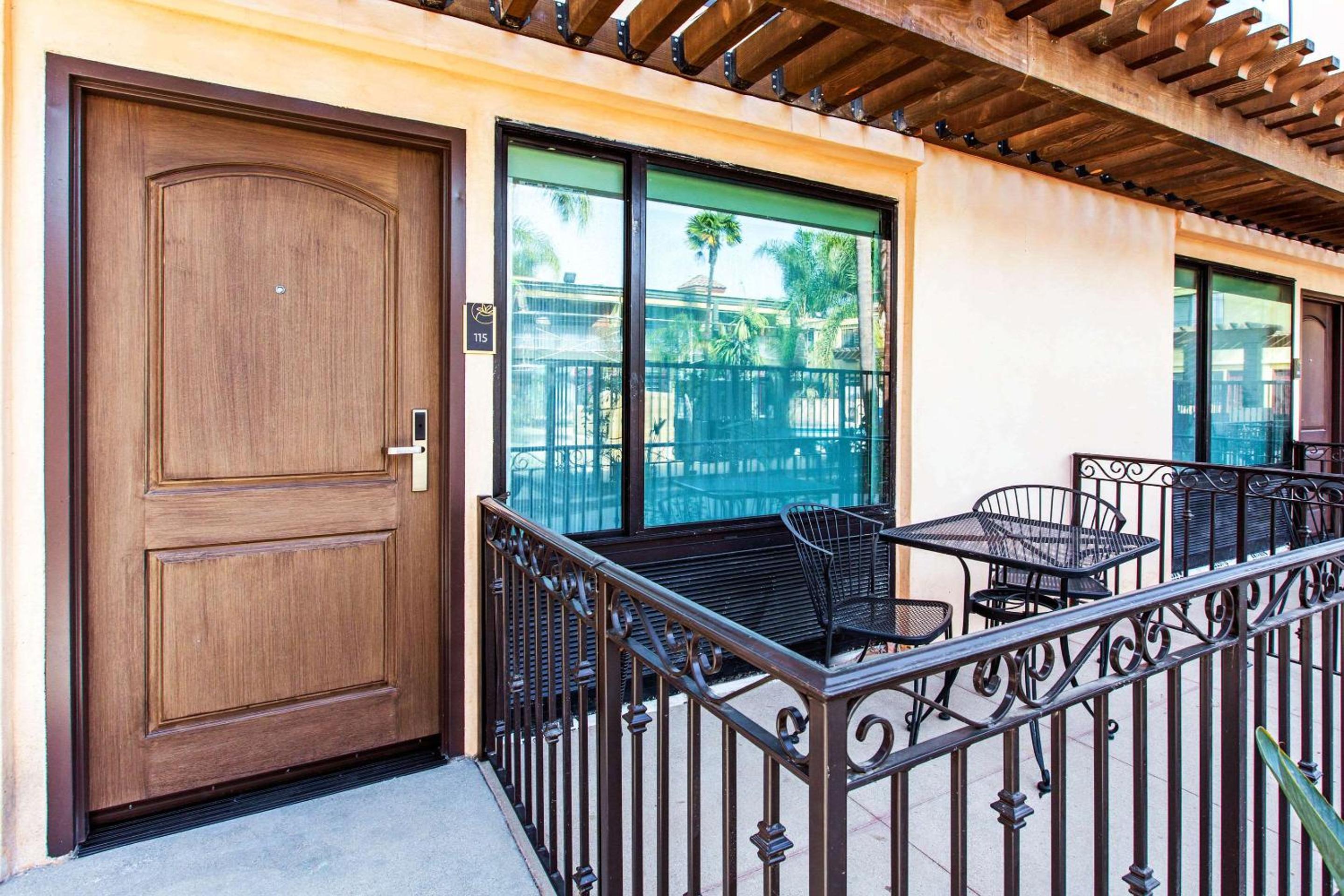 Standard Room, 1 King Bed, Patio, Non-Smoking - Photo 2