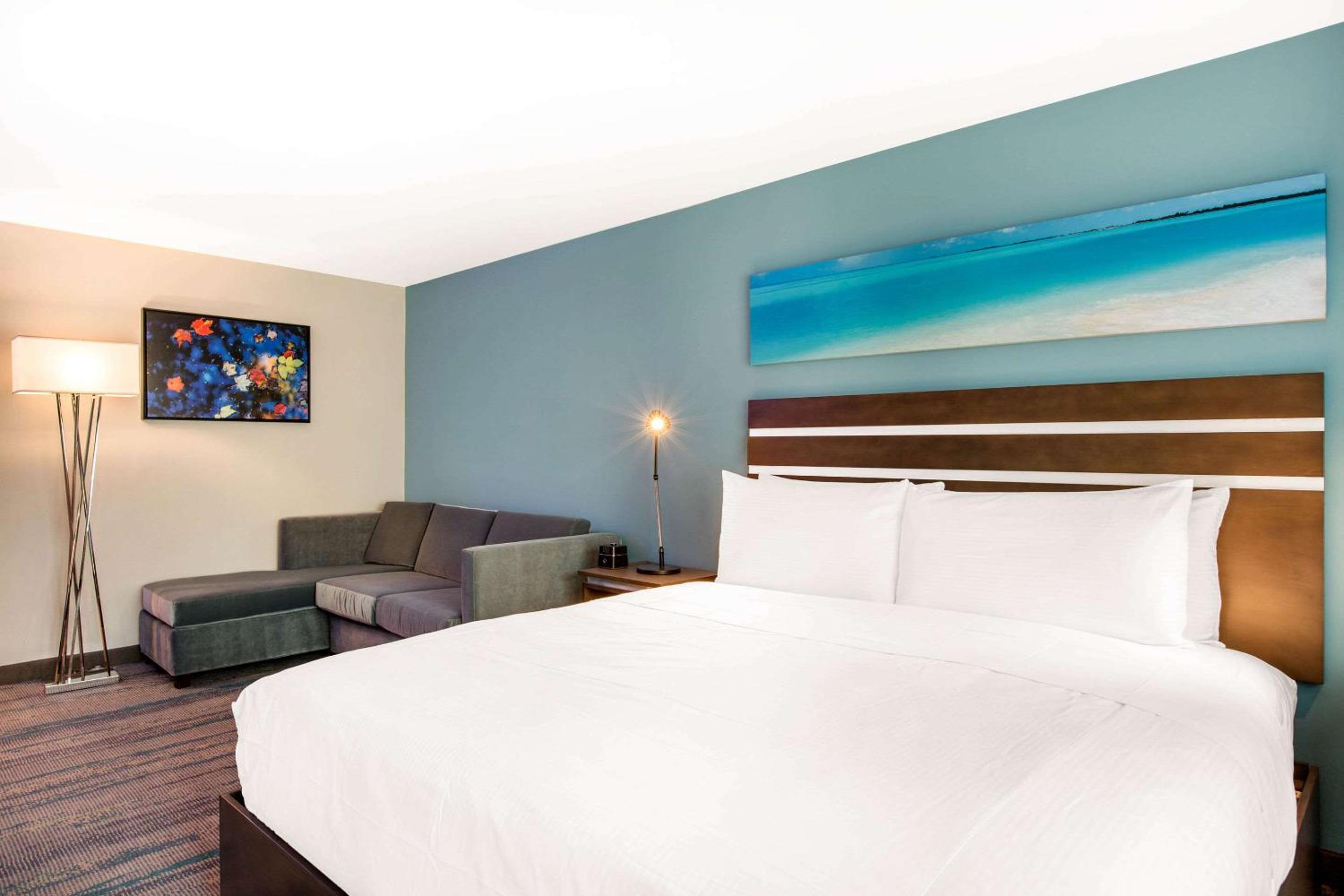 Deluxe King Room with Patio - Non-Smoking - Photo 1