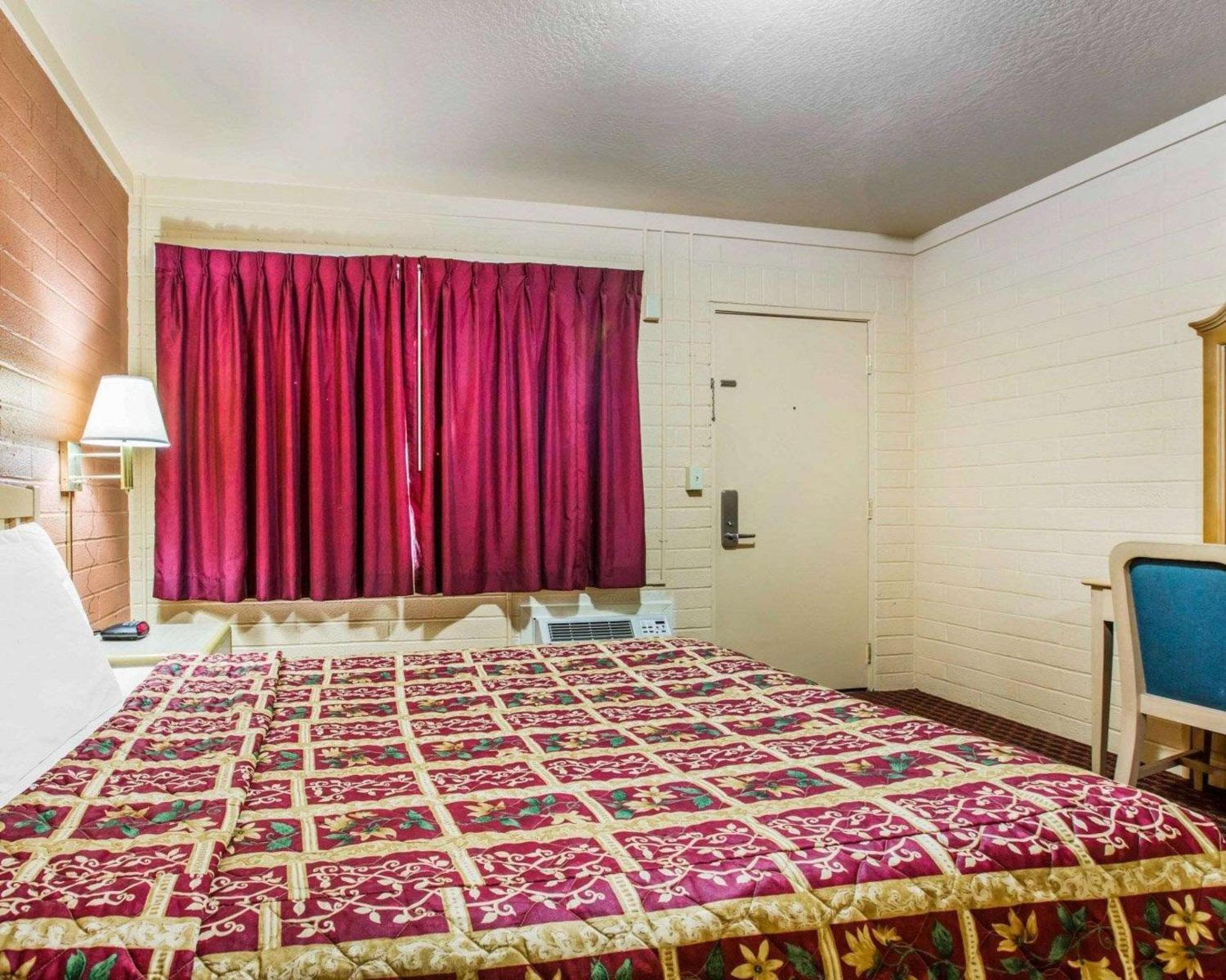 King Room - Non-Smoking - Photo 3