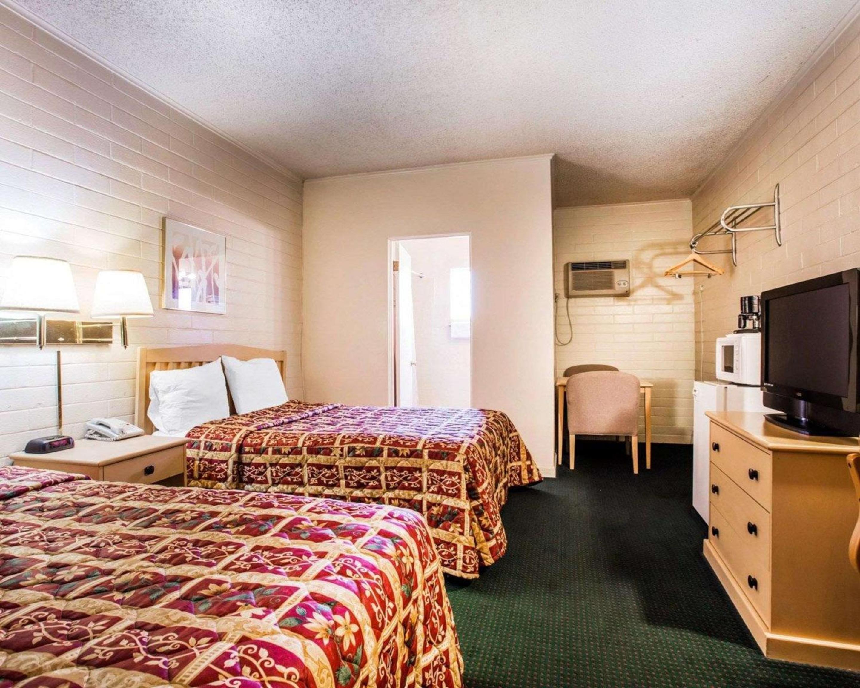 Double Room with Two Double Beds - Non-Smoking - Photo 3