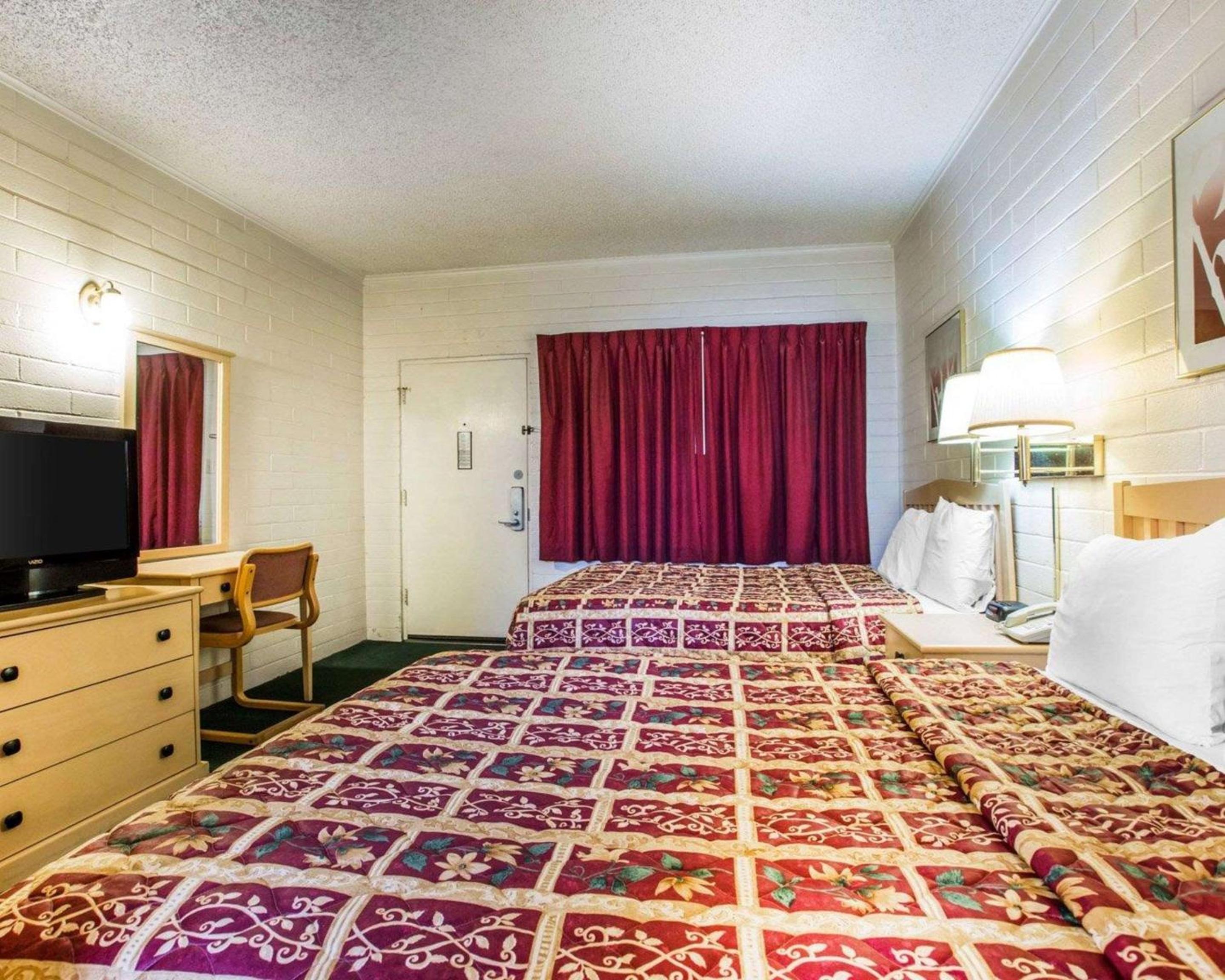 Double Room with Two Double Beds - Non-Smoking - Photo 2