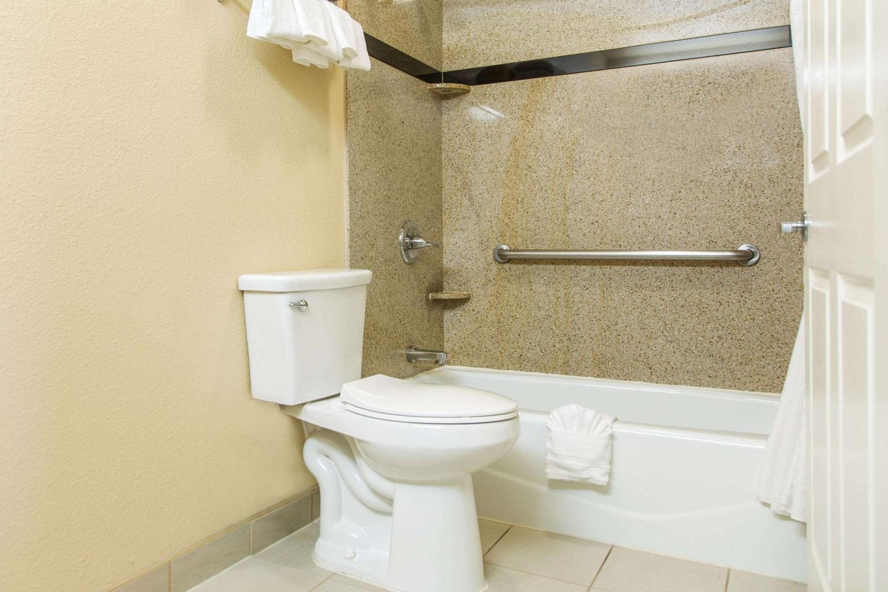 King Room - Accessible/Non-Smoking - Photo 5