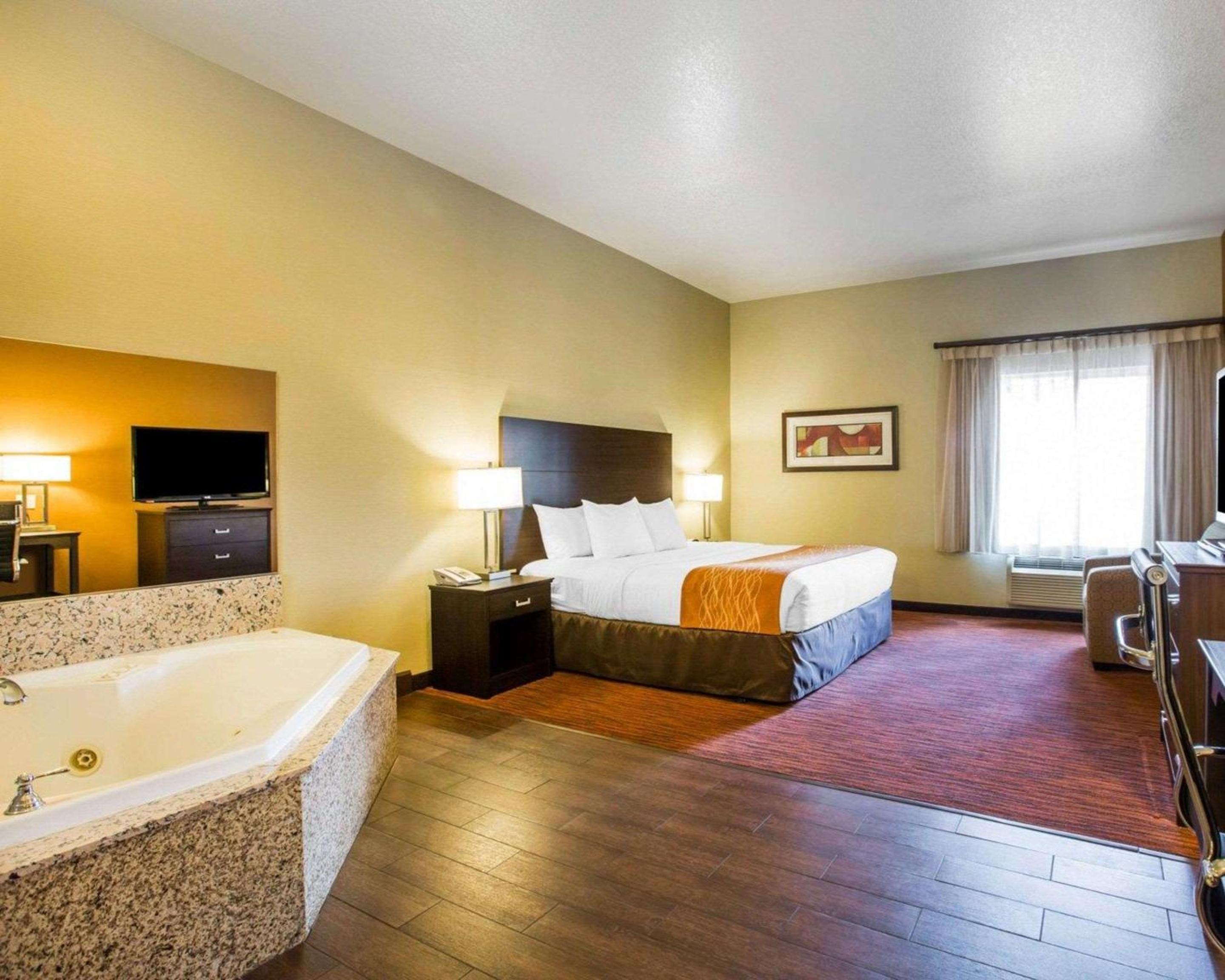 King Suite - Non -Smoking - Photo 6