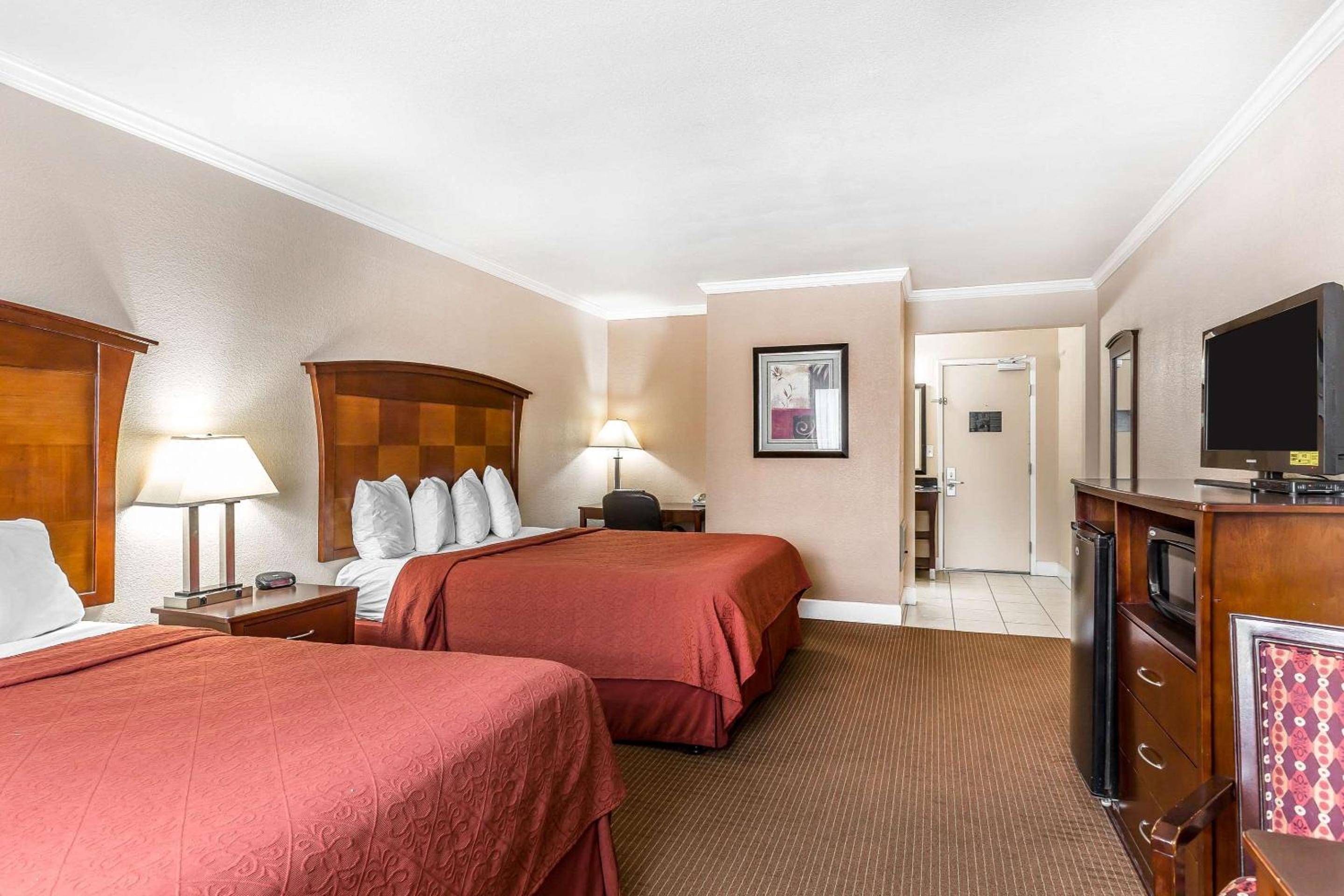 Standard Queen Room with Two Queen Beds - Non-Smoking - Photo 3