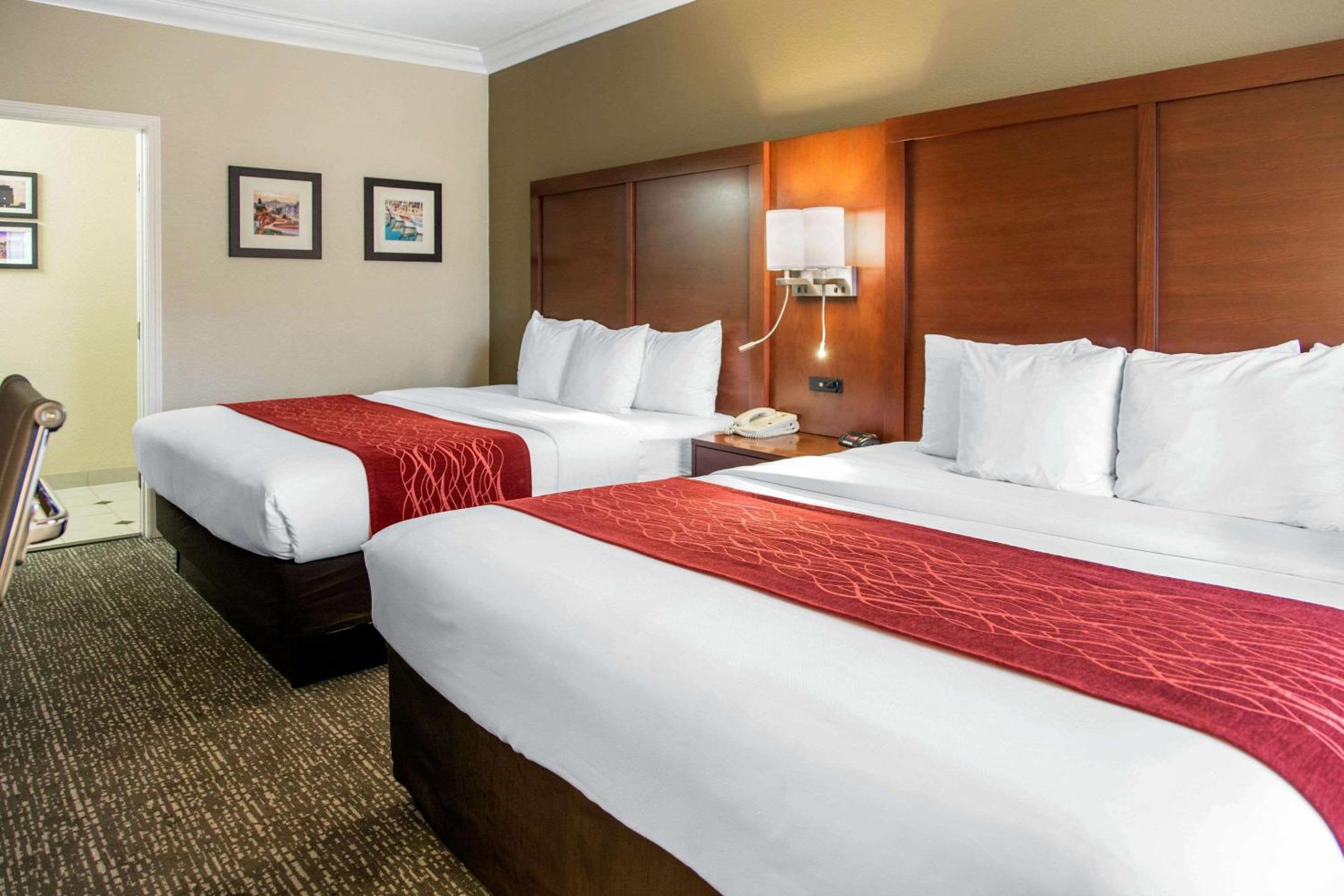 King Room with Two King Beds - Photo 3