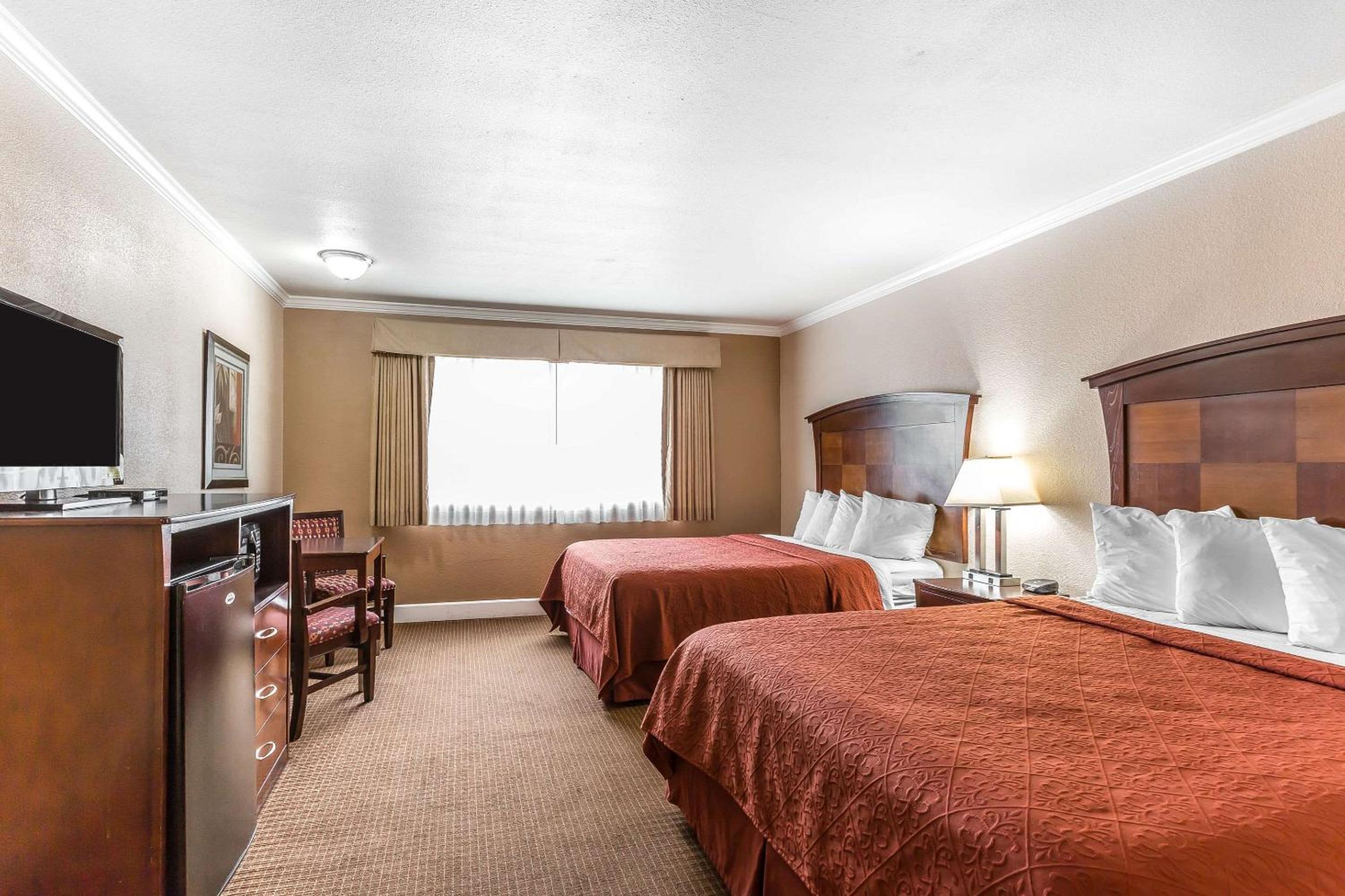 Standard Queen Room with Two Queen Beds - Non-Smoking - Photo 5