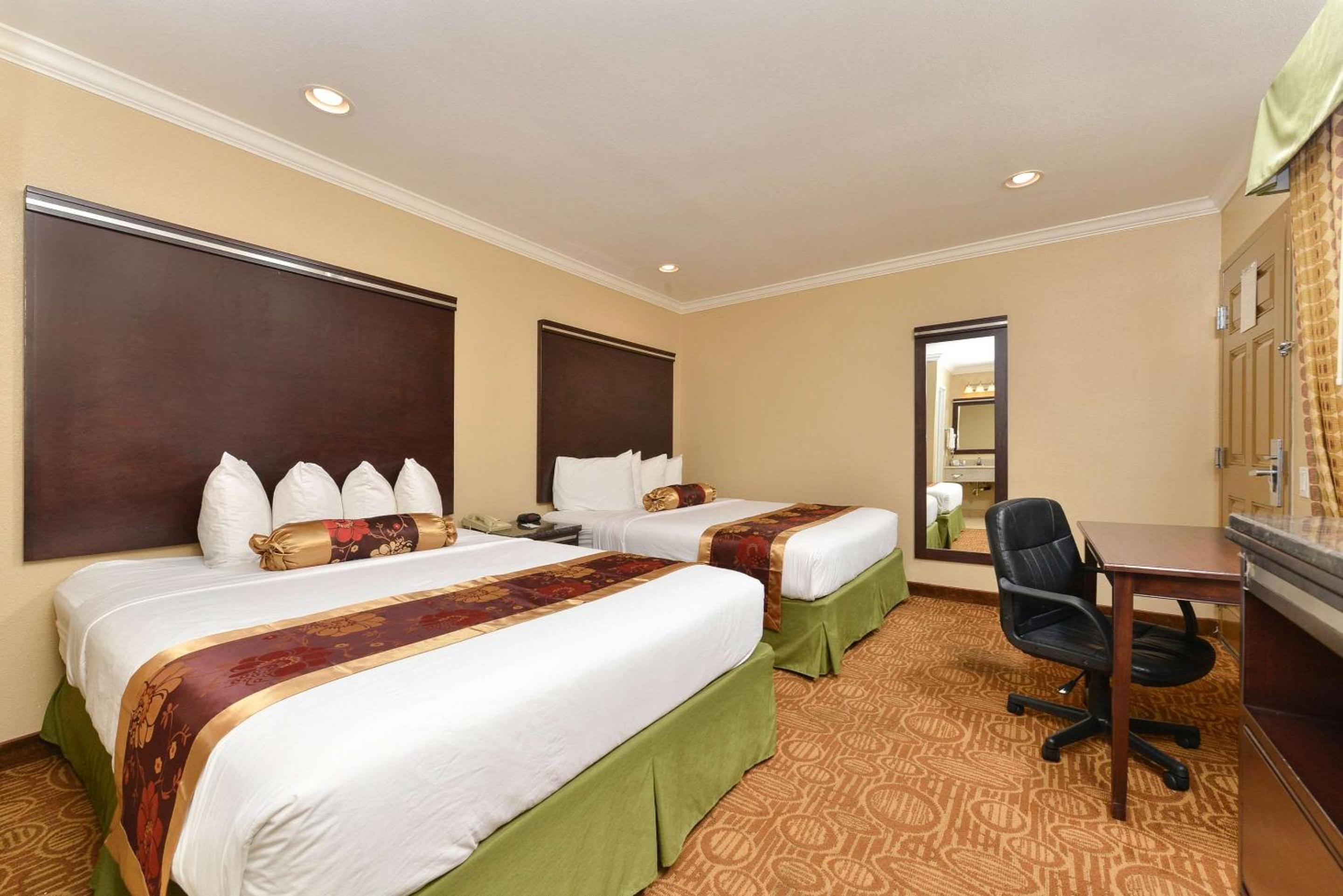 Queen Room with Two Queen Beds - Non-Smoking - Photo 2