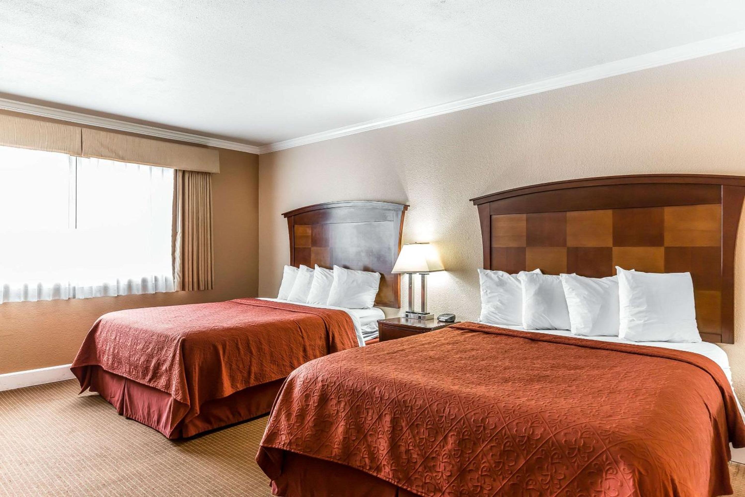 Standard Queen Room with Two Queen Beds - Non-Smoking - Photo 4