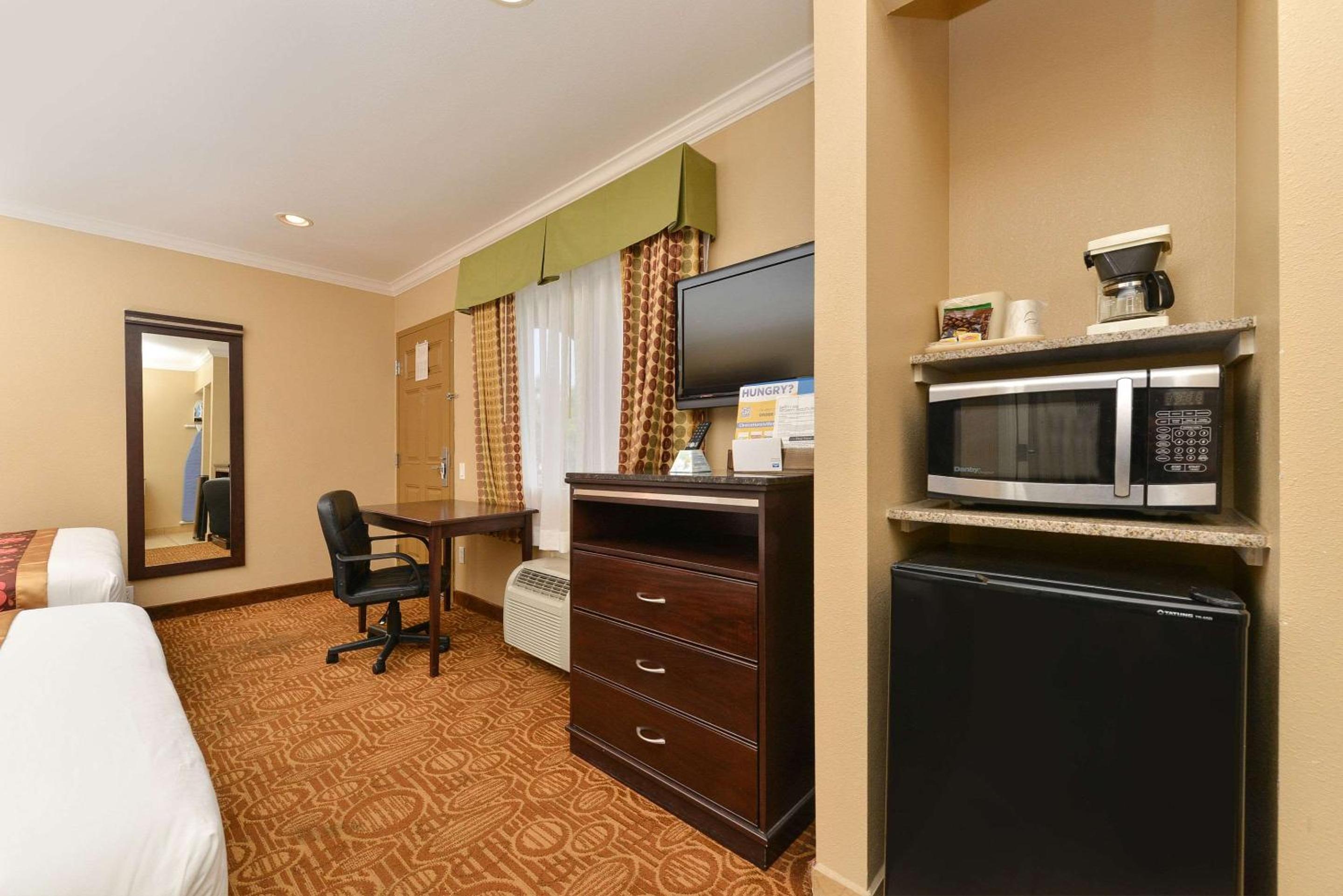 Queen Room with Two Queen Beds - Non-Smoking - Photo 3