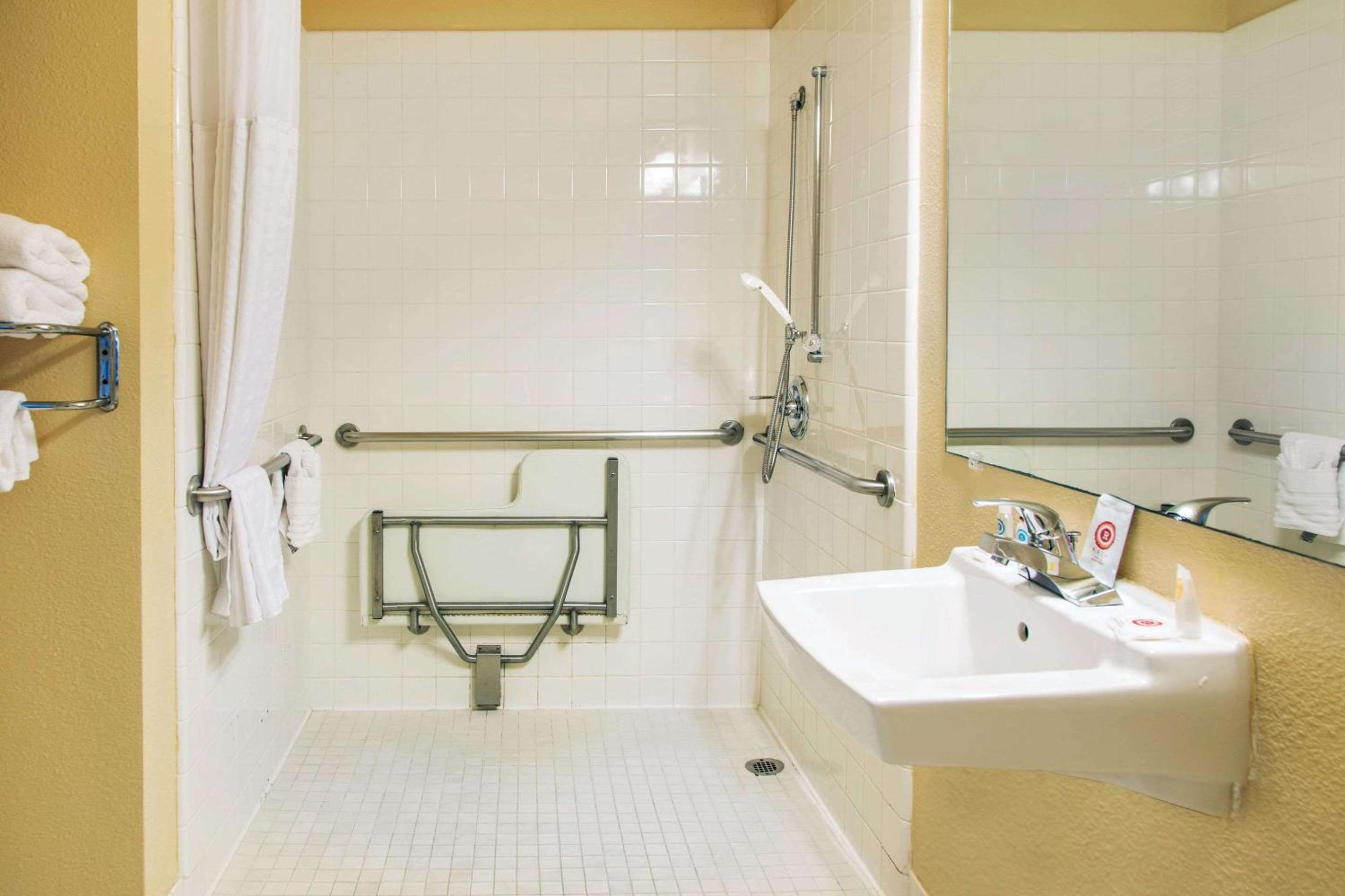 King Room - Accessible/Non-Smoking - Photo 3