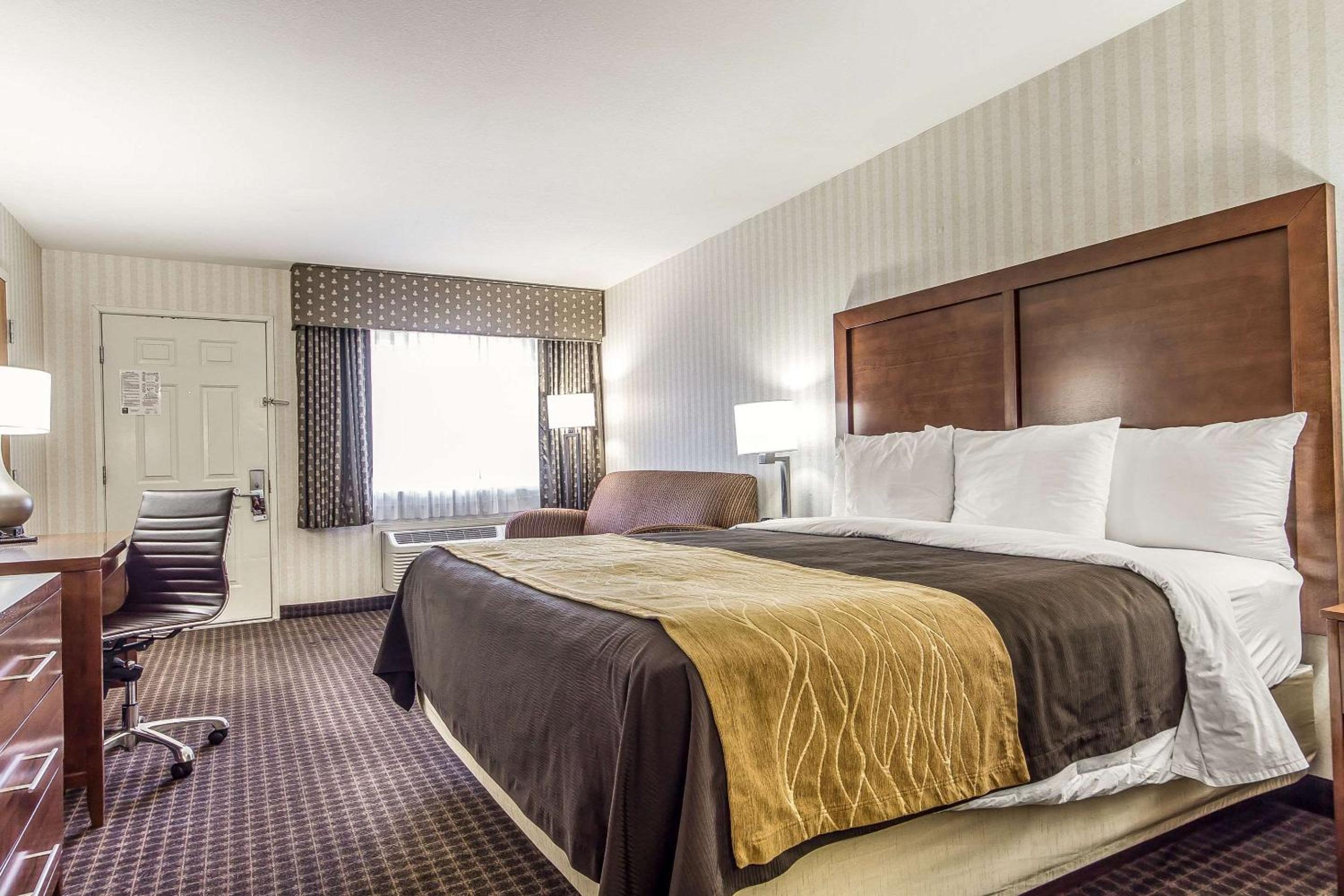 Deluxe King Room with Spa Bath - Photo 2