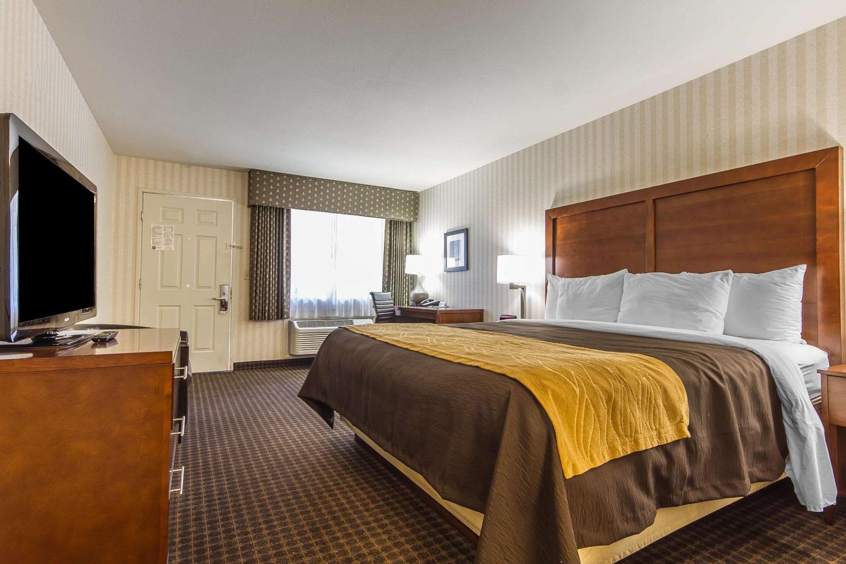 Standard King Room - Photo 3