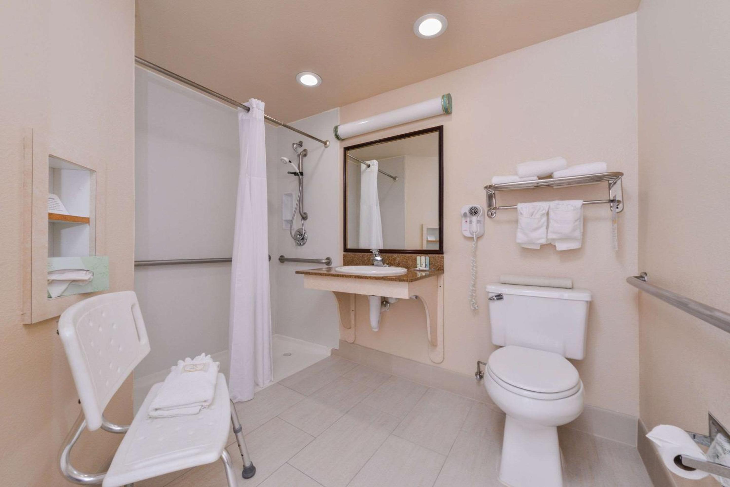 Queen Room - Disability Access - Photo 3