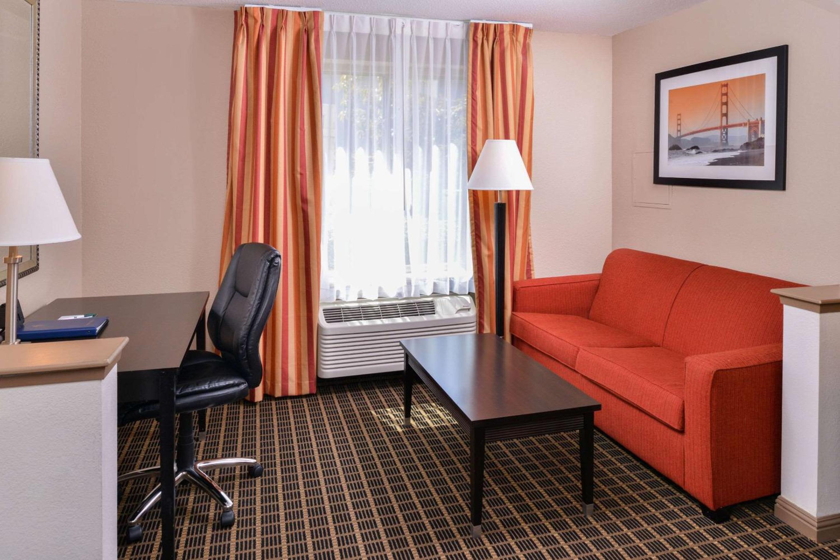 Queen Suite - Photo 2