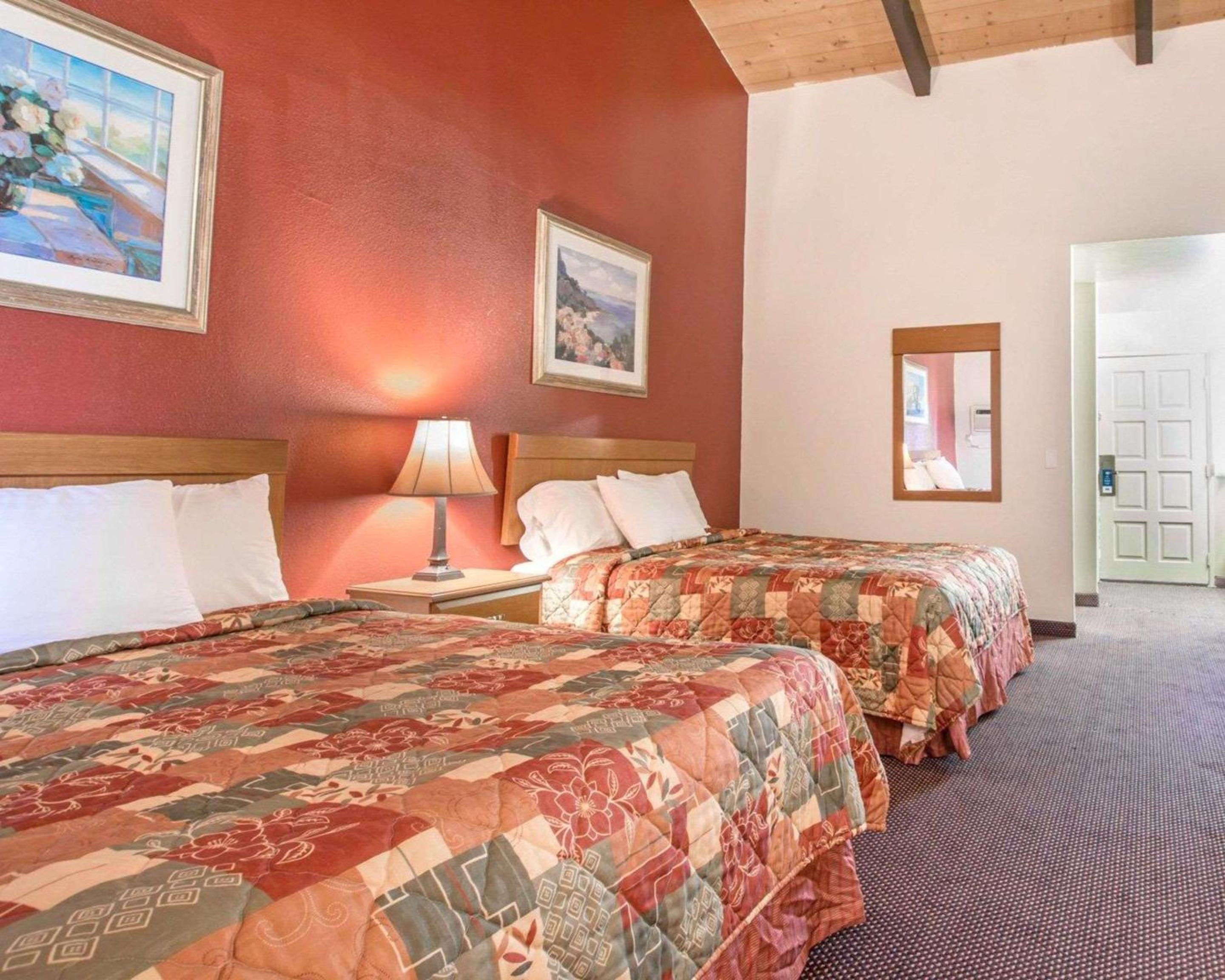 Queen Room with Two Queen Beds - Non-Smoking - Photo 11