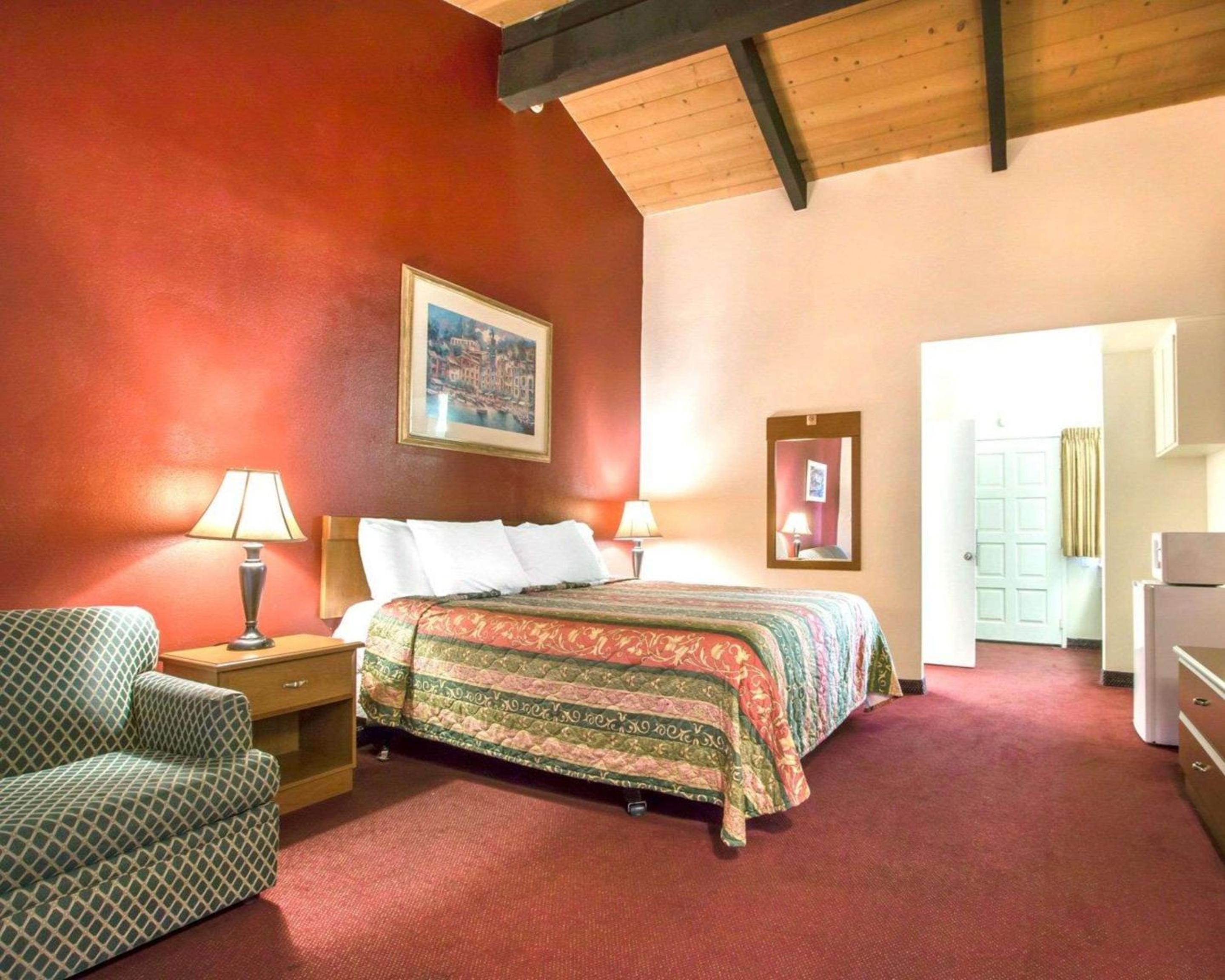 King Room - Non-Smoking - Photo 5