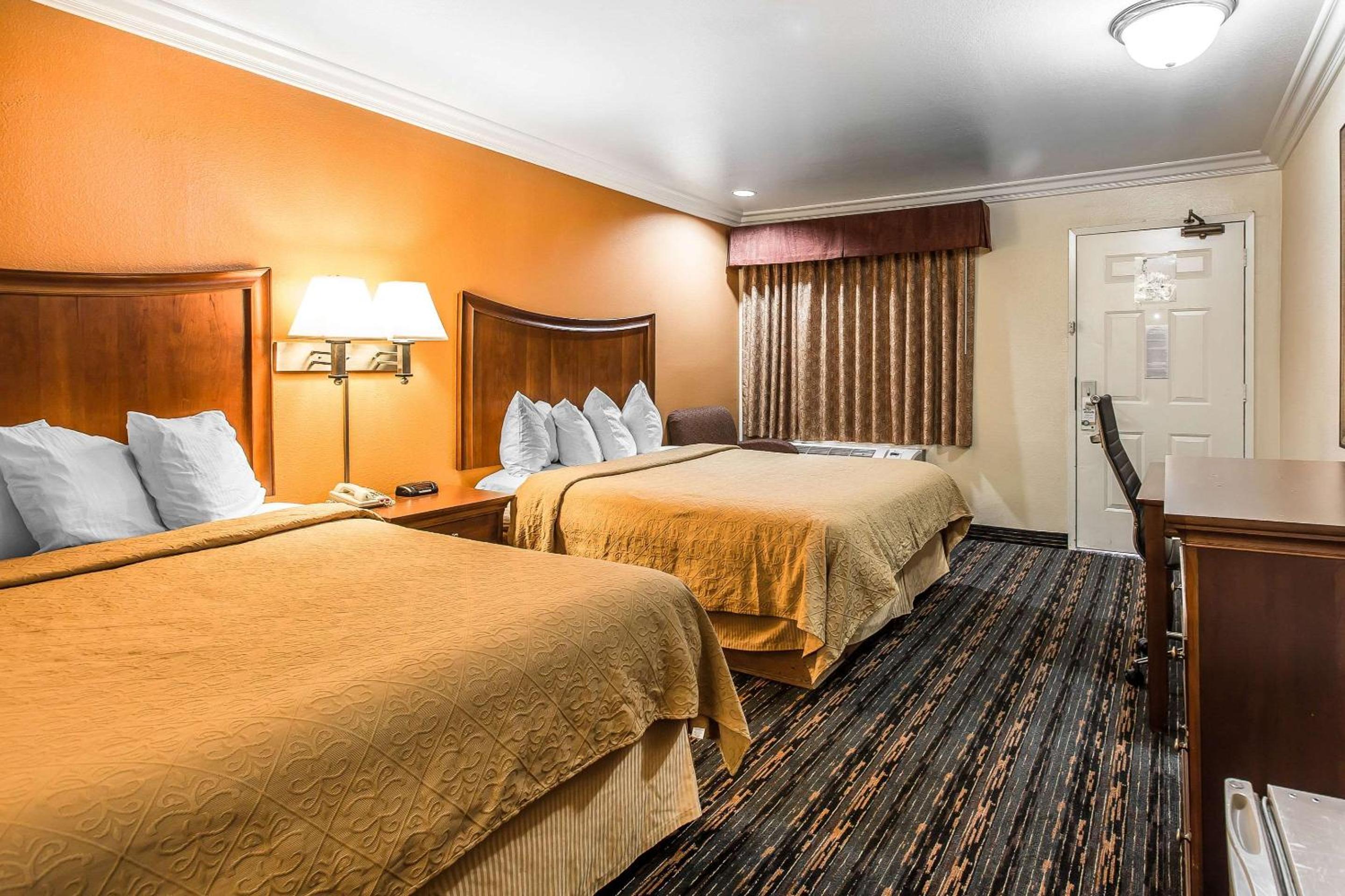 Queen Room with Two Queen Beds - Non-Smoking - Photo 2