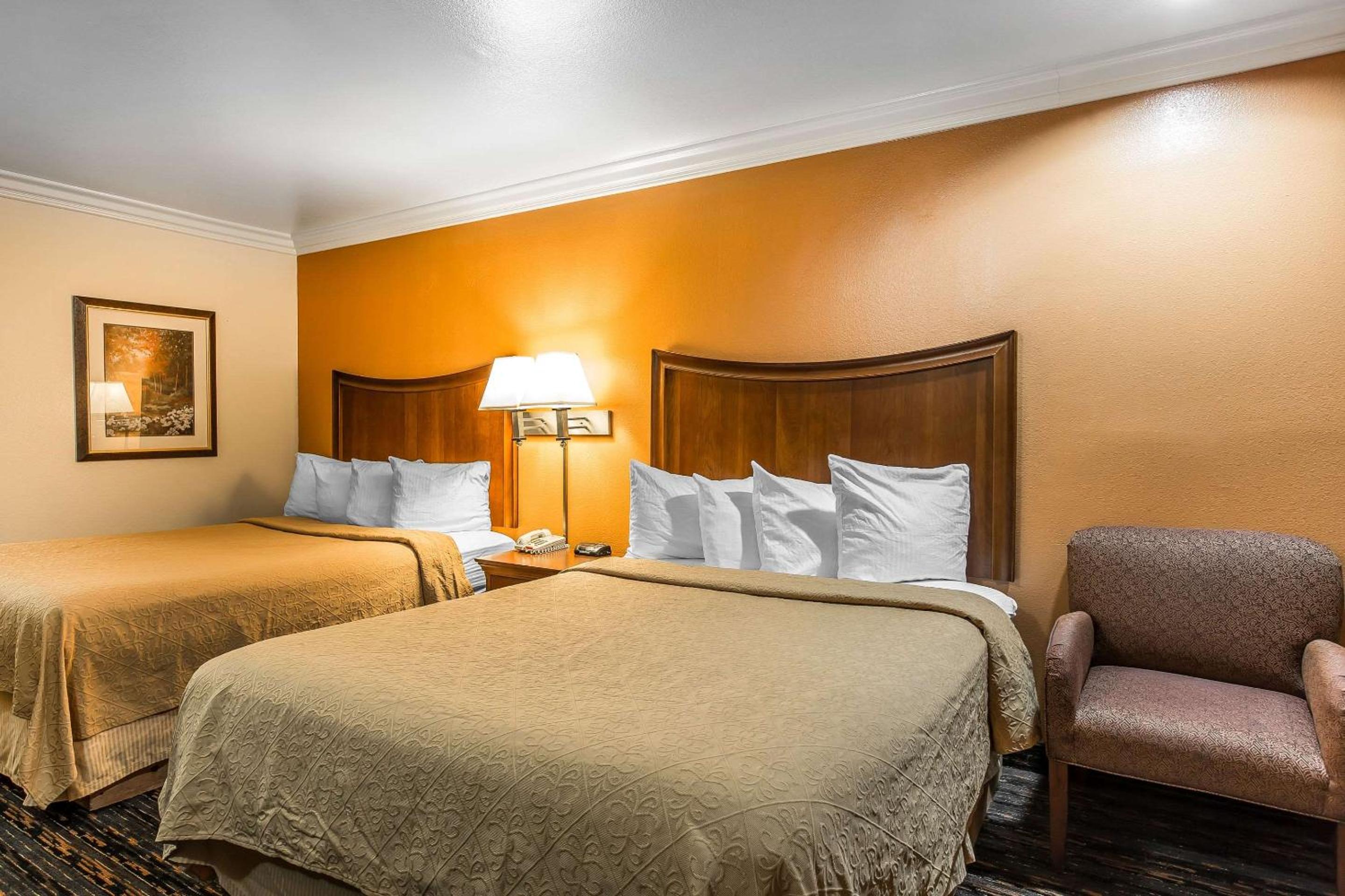 Queen Room with Two Queen Beds - Non-Smoking - Photo 4
