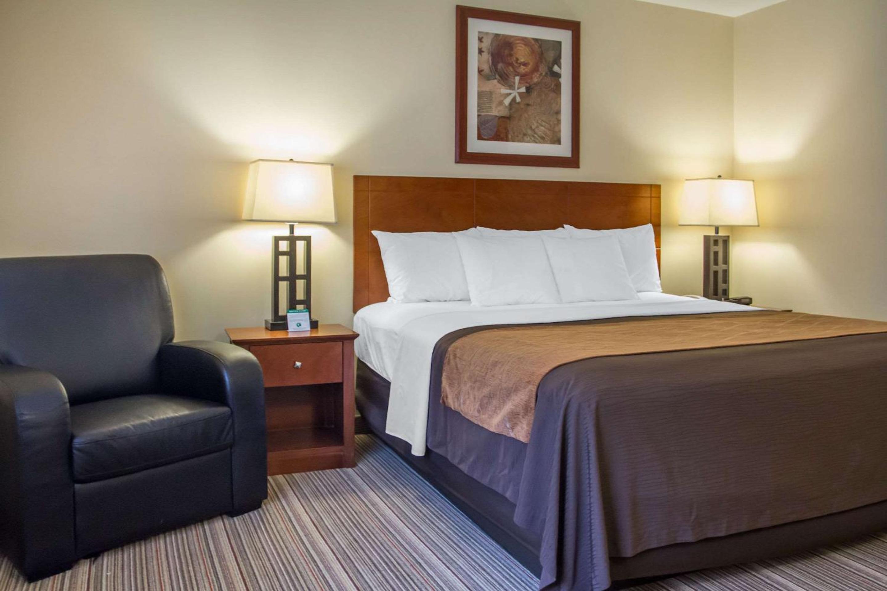 Standard Room, 1 King Bed, Non Smoking - Photo 8