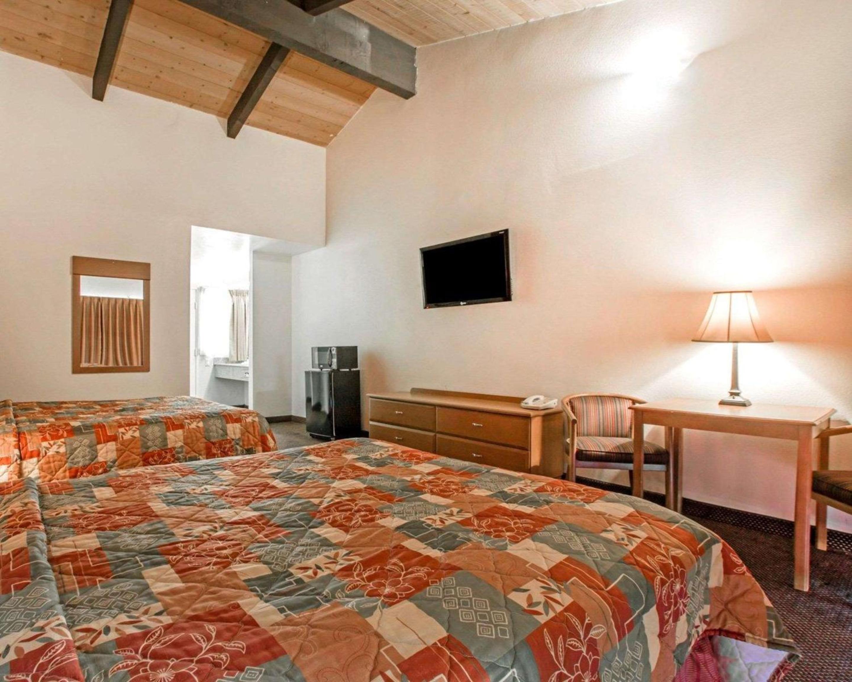 Queen Room with Two Queen Beds - Non-Smoking - Photo 9