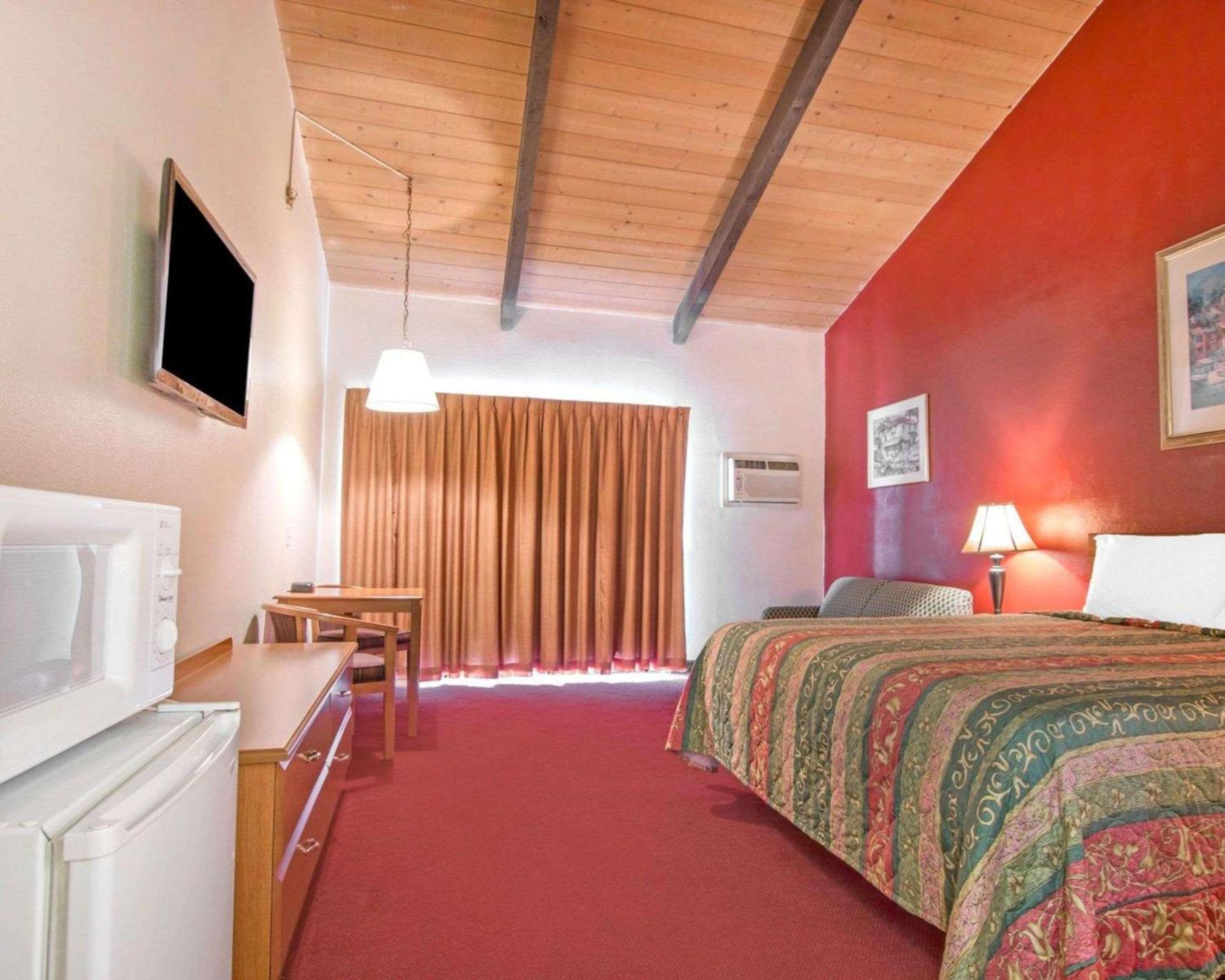 King Room - Non-Smoking - Photo 4