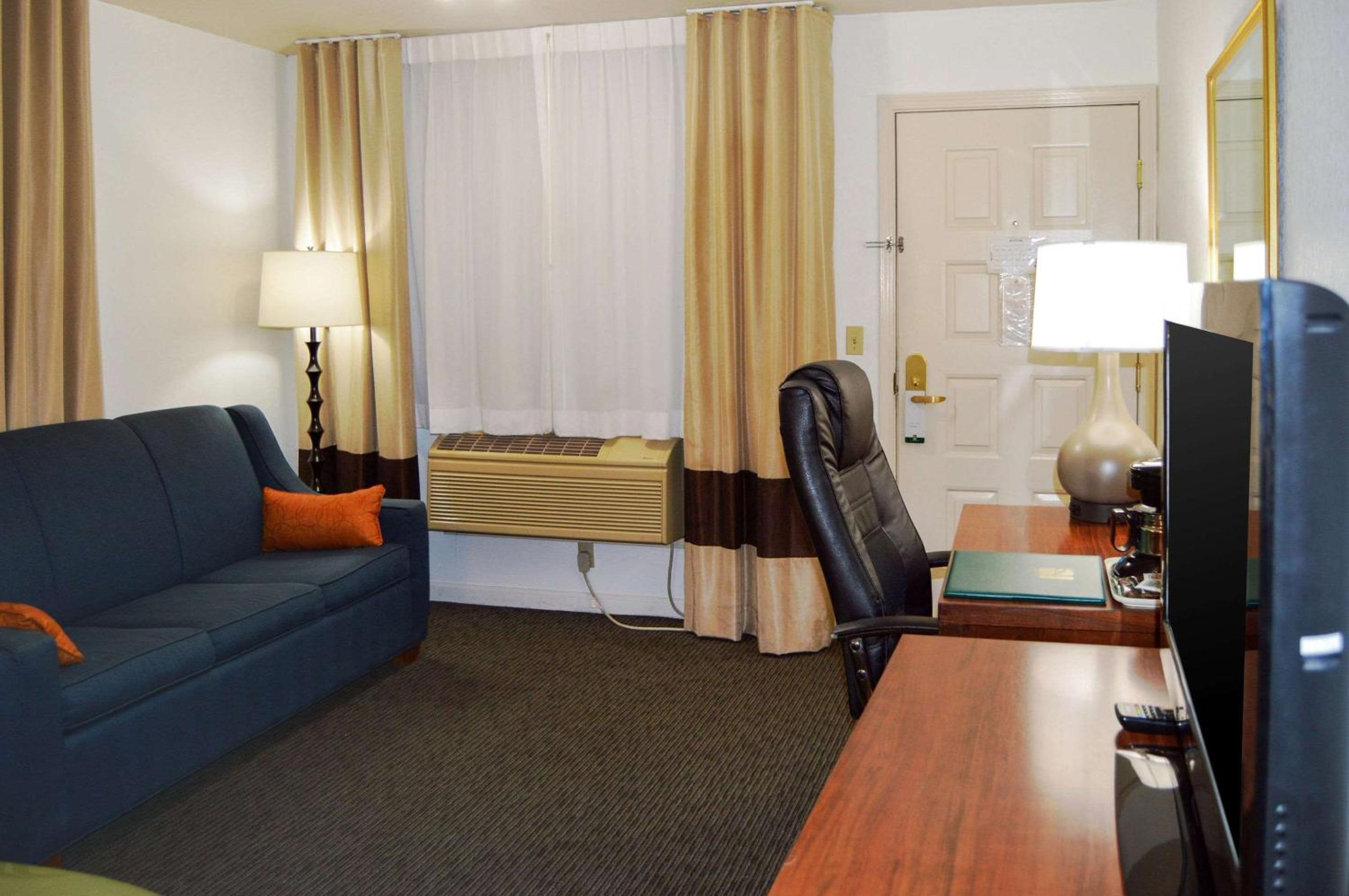 King Room with Sofa Bed - Non-Smoking - Photo 6