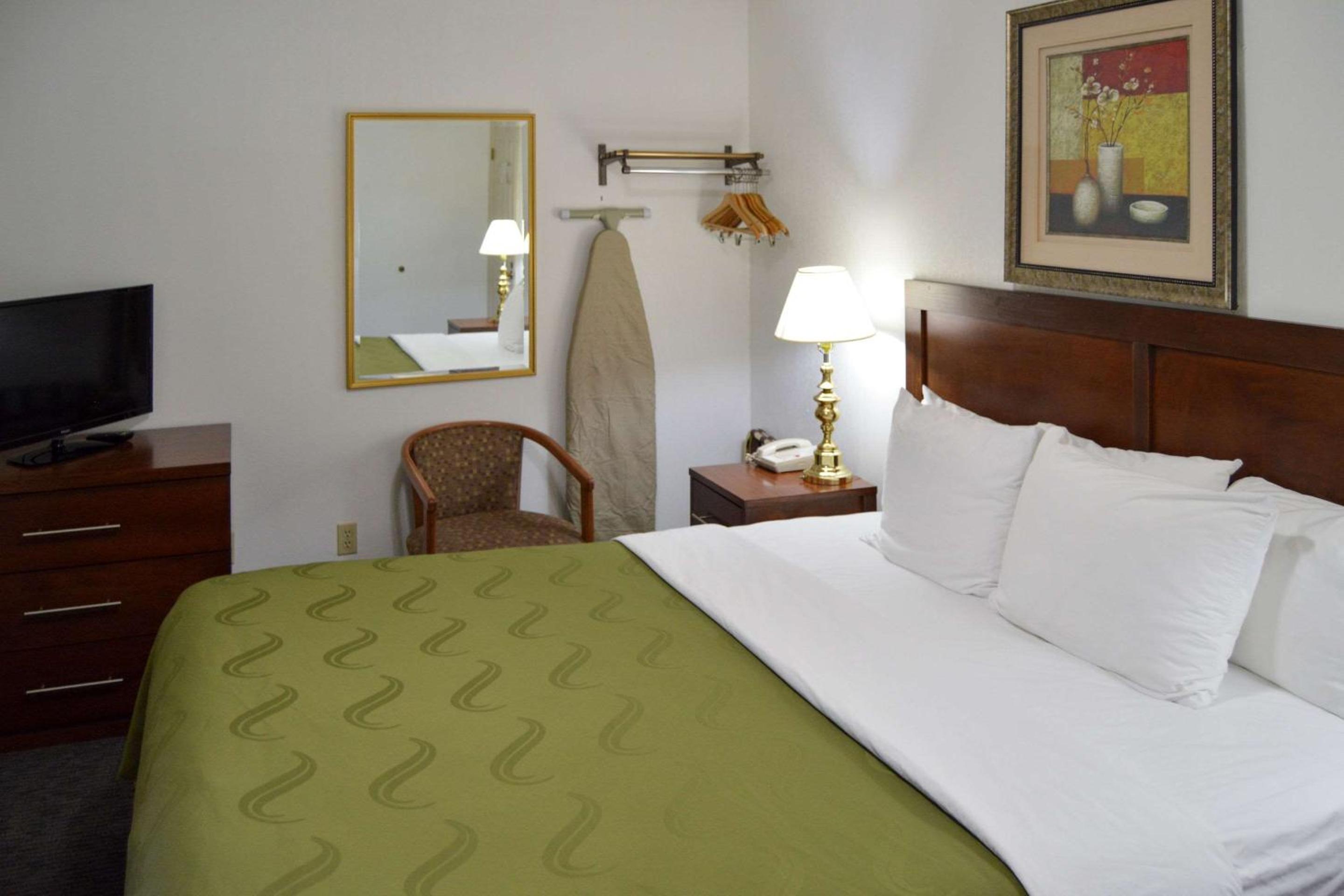 King Room - Non-Smoking - Photo 7