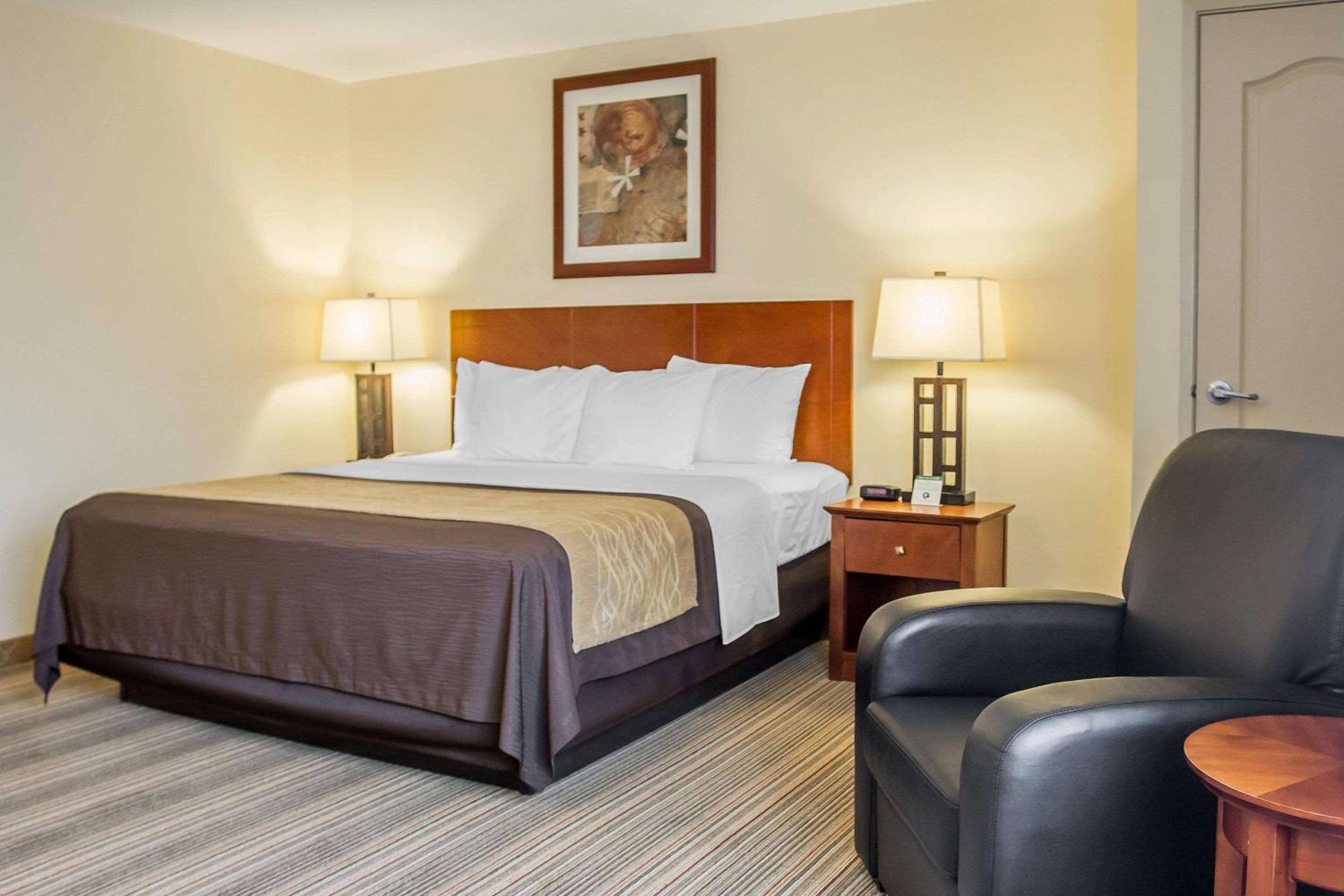 Standard Room, 1 King Bed, Non Smoking - Photo 9