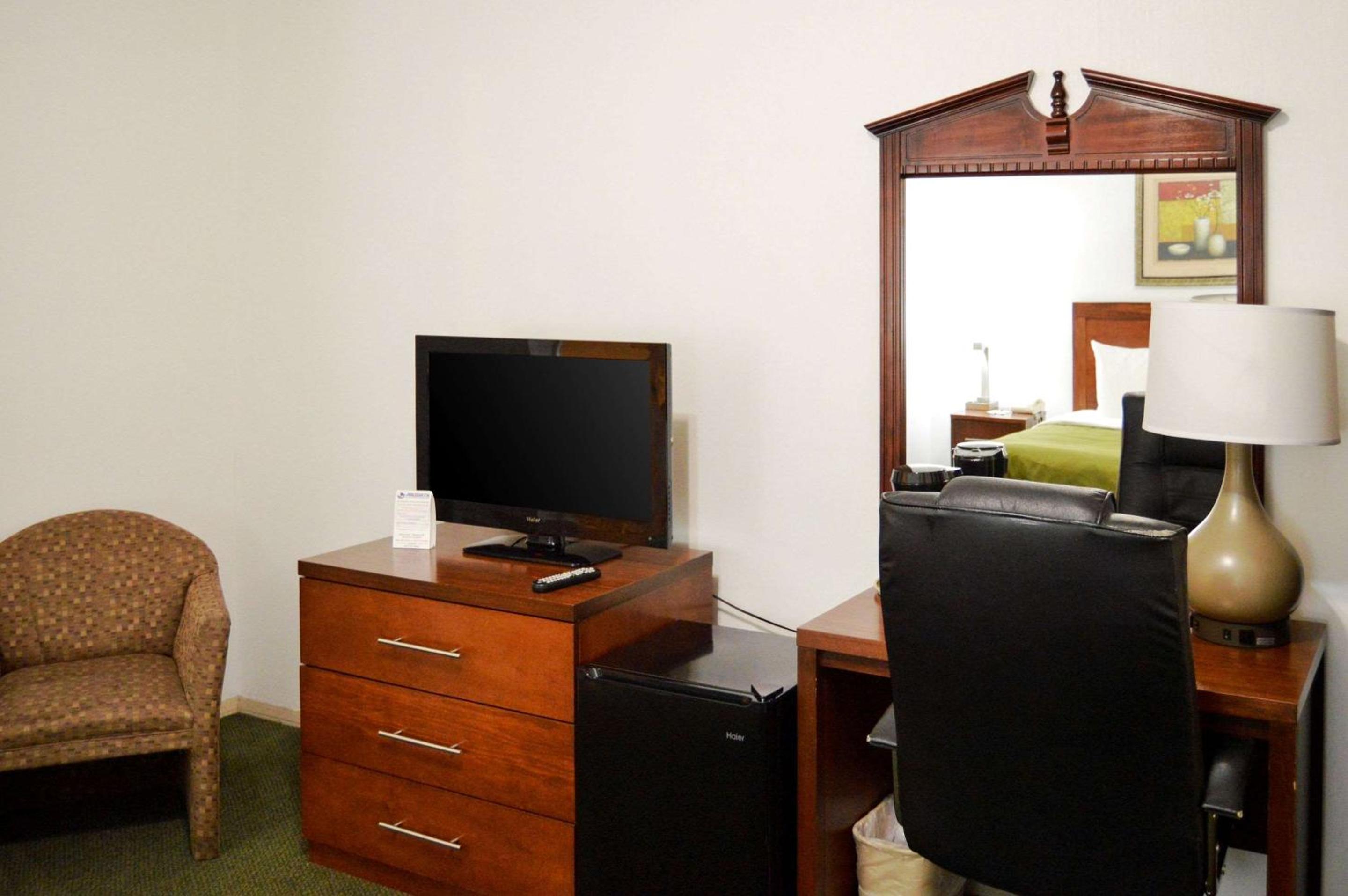 King Room - Non-Smoking - Photo 6