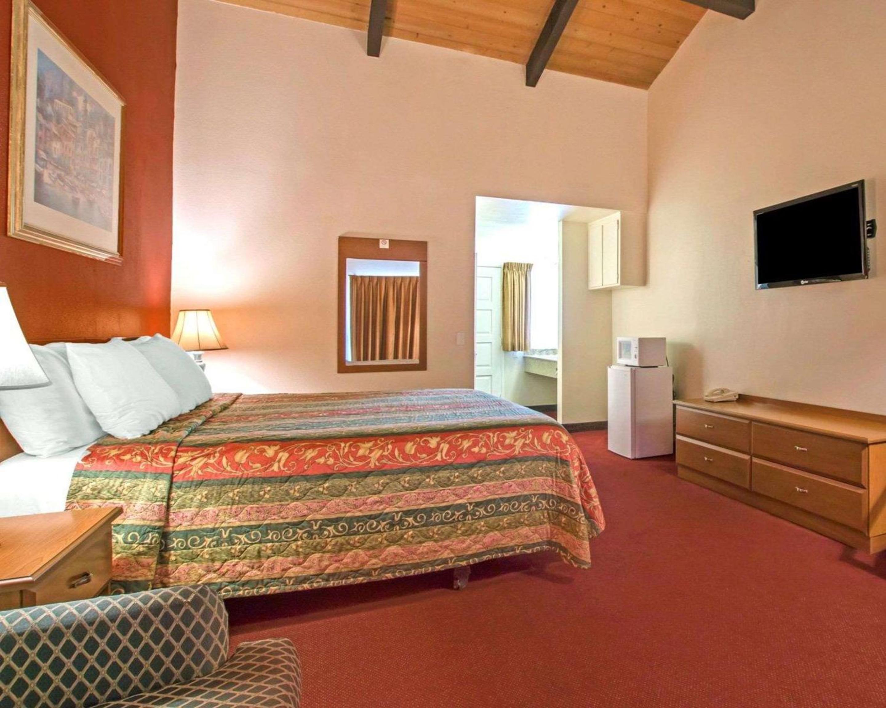 King Room - Non-Smoking - Photo 6