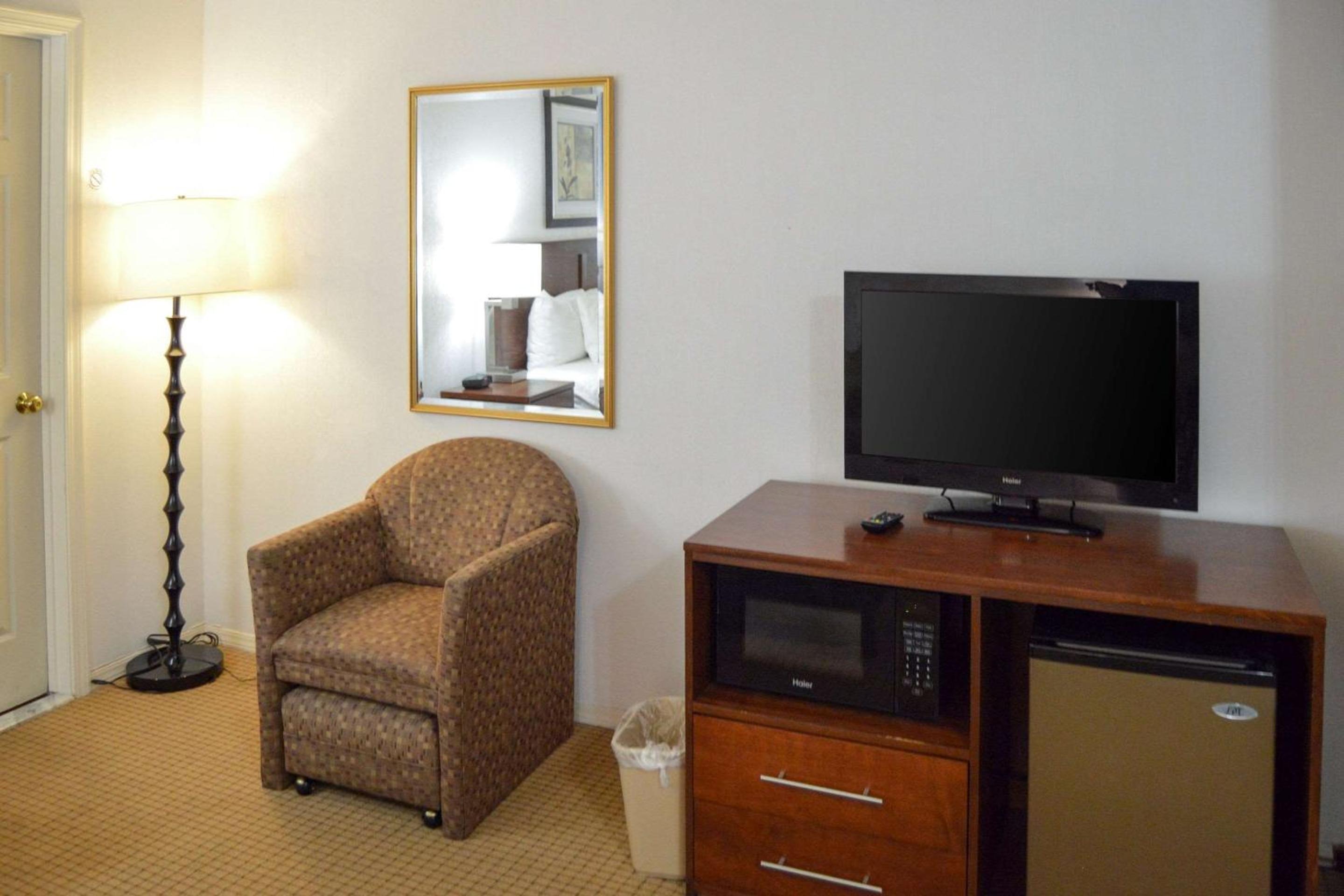 King Room - Non-Smoking - Photo 5