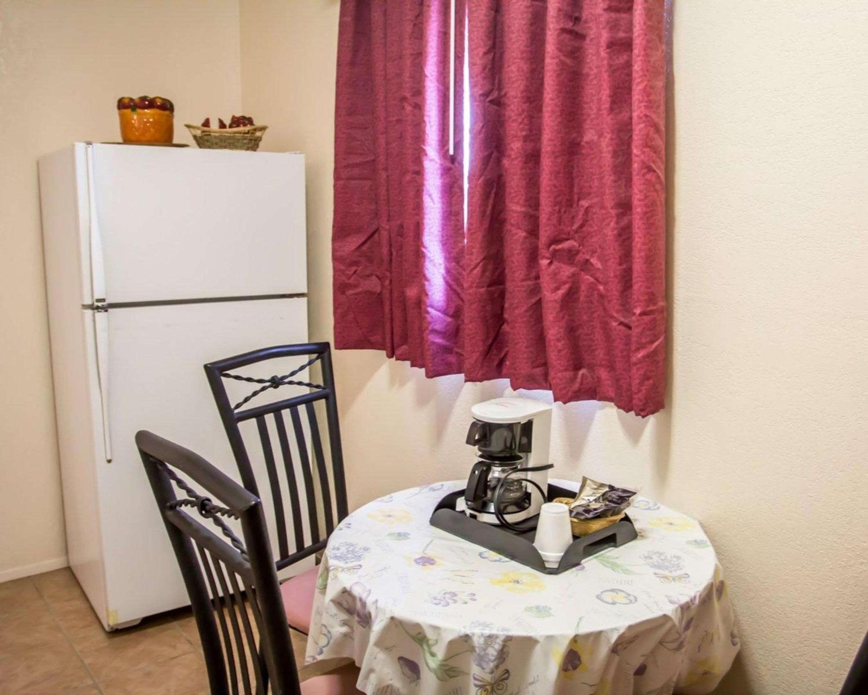 Queen Room with Two Queen Beds with Limited Kitchenette - Non Smoking photo 3