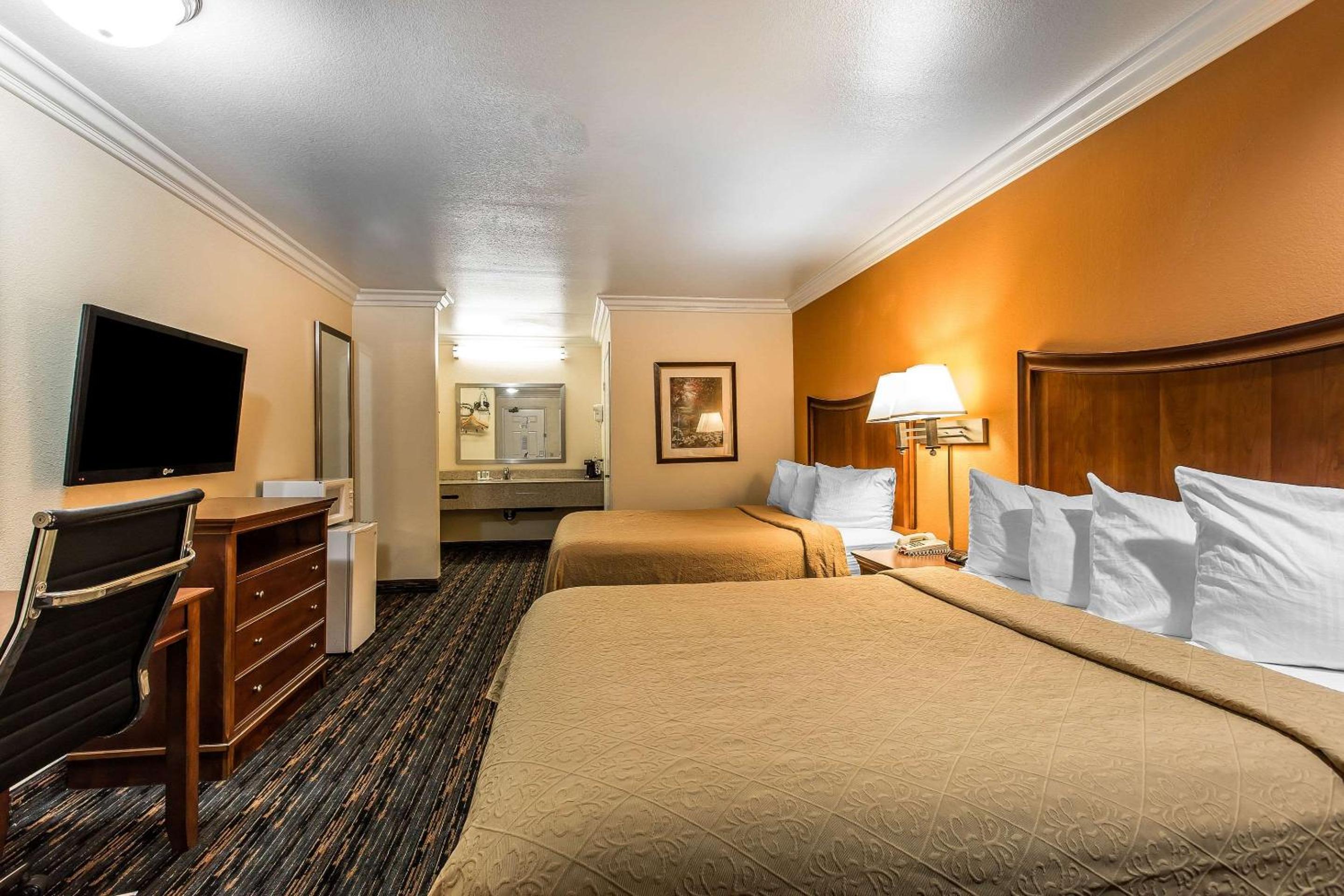 Queen Room with Two Queen Beds - Non-Smoking - Photo 1