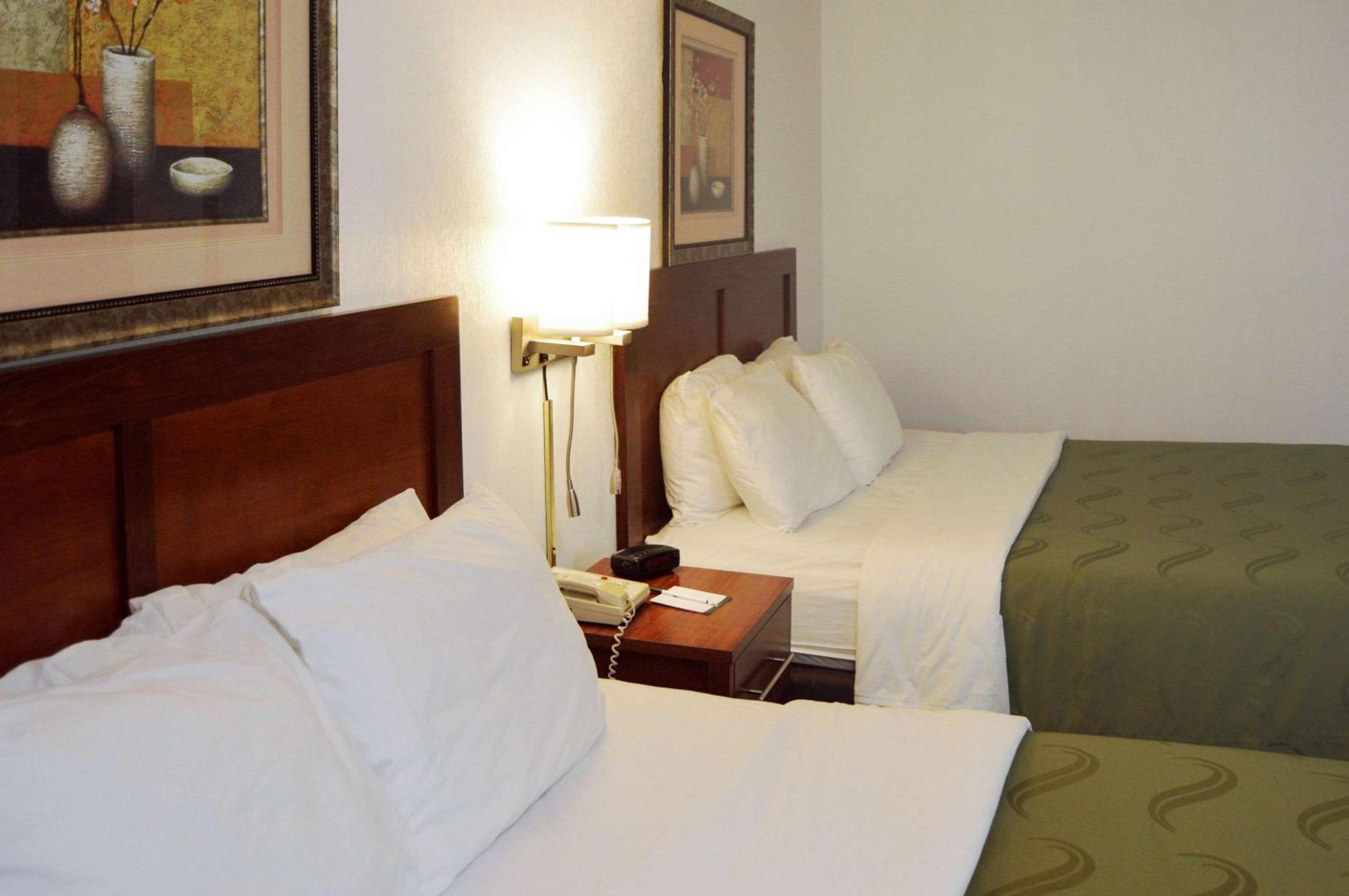 Queen Room with Two Queen Beds - Non-Smoking/Ground Floor - Photo 2