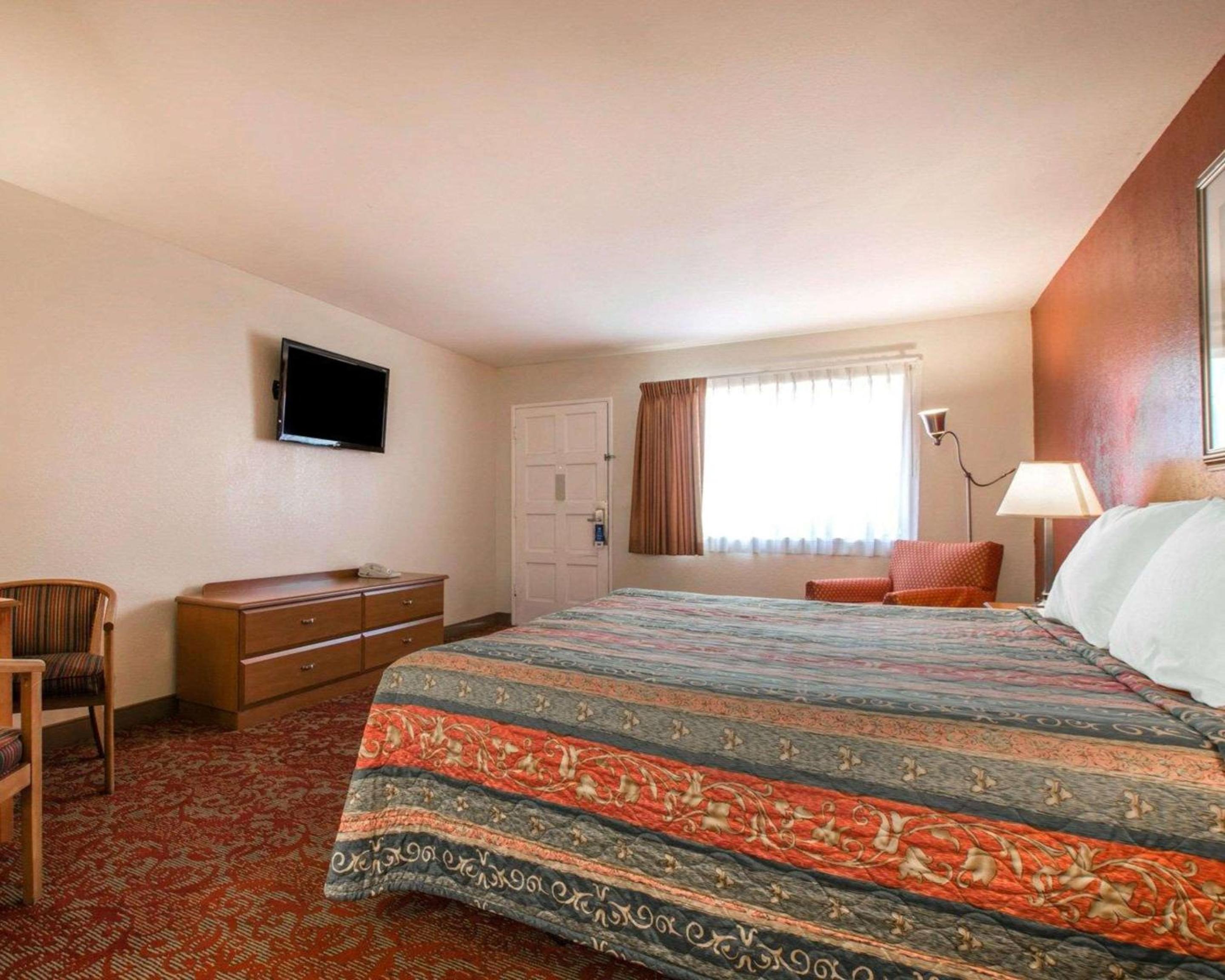 Queen Room - Non-Smoking - Photo 3