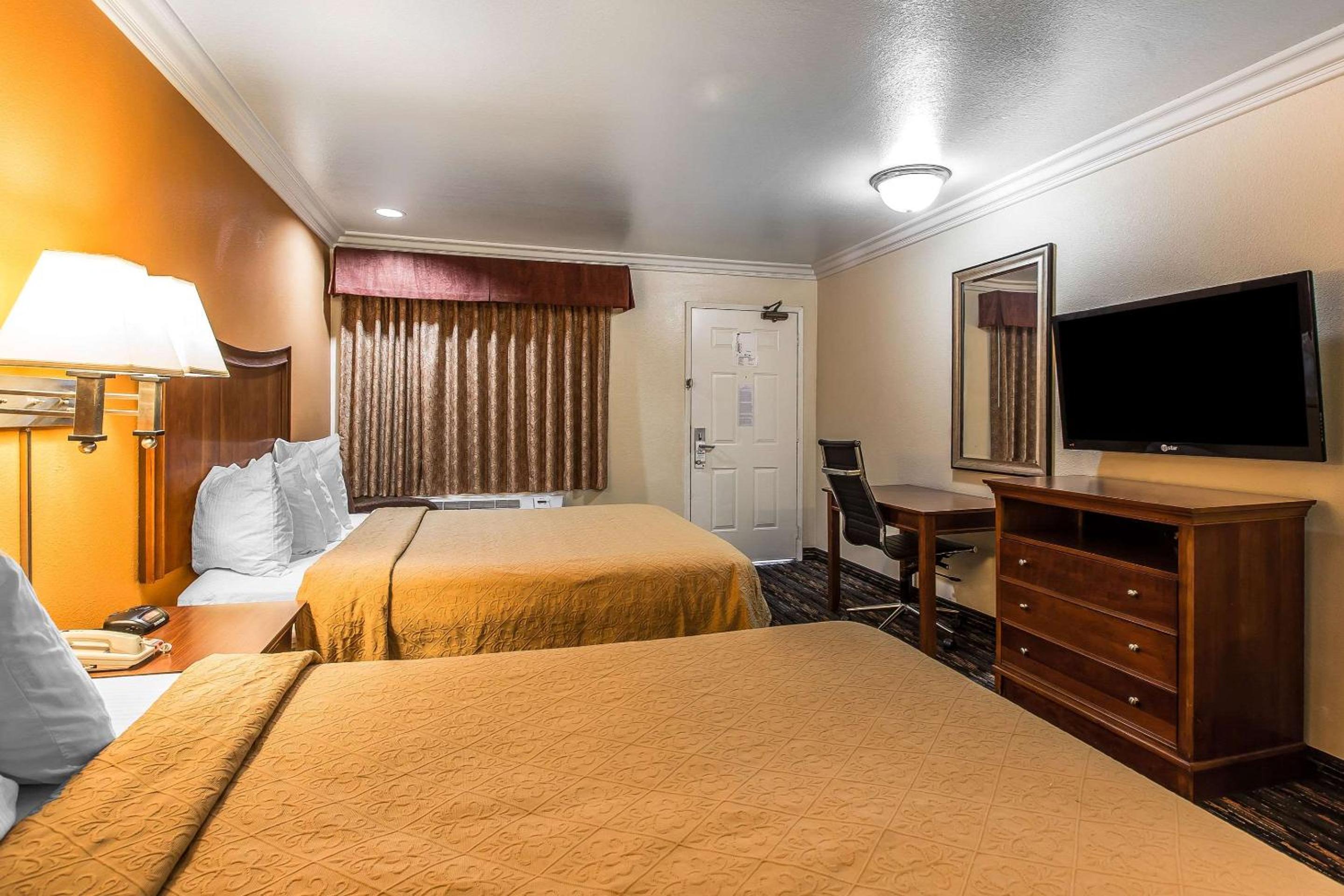 Queen Room with Two Queen Beds - Non-Smoking - Photo 3