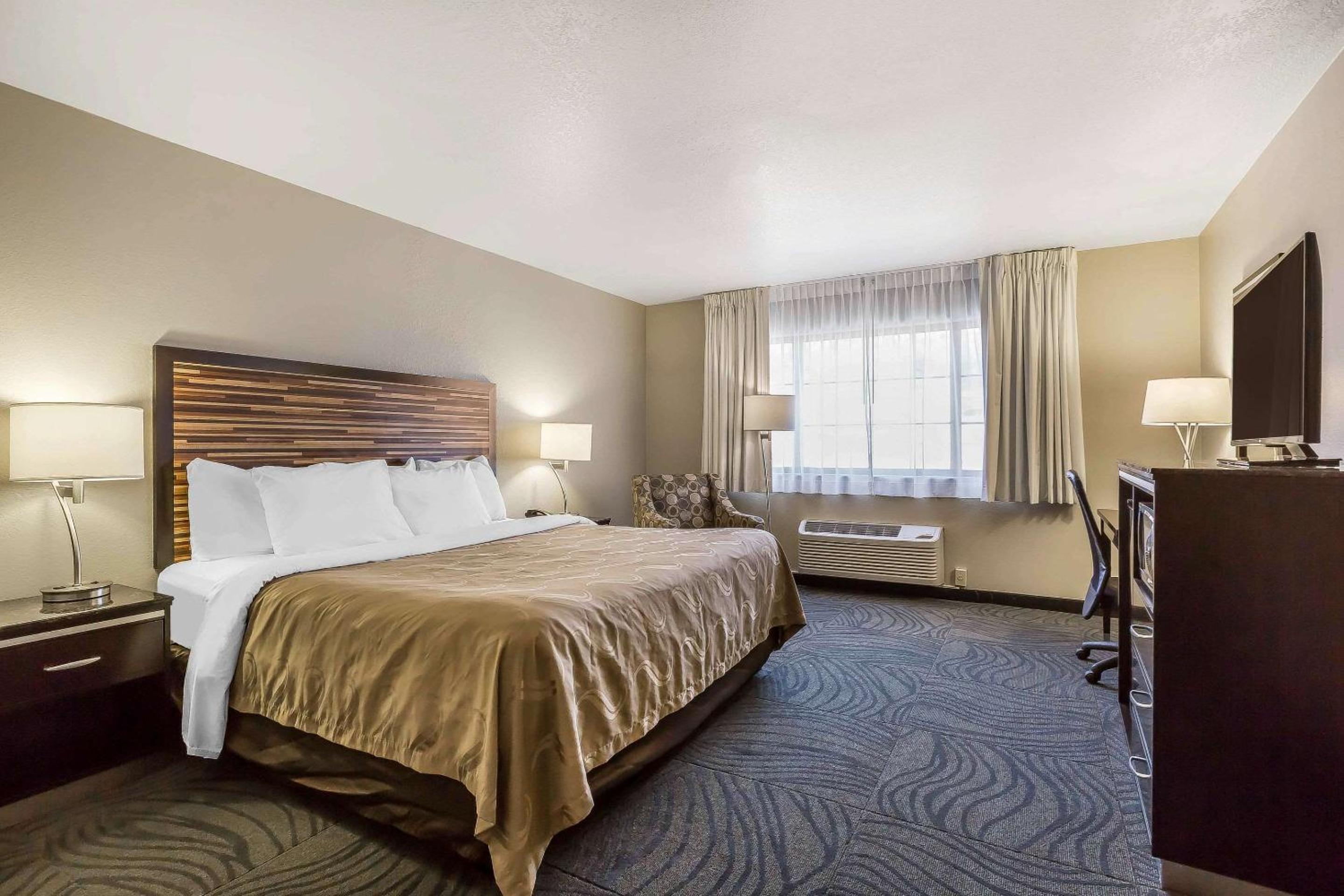Deluxe Room, 1 King Bed with Sofa, Non Smoking - Photo 7