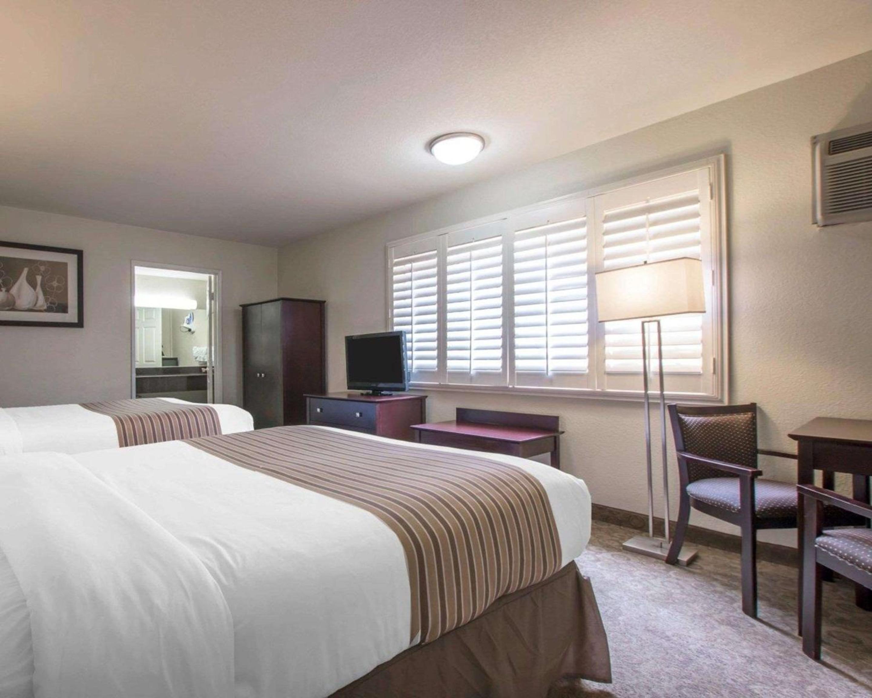Queen Room with Two Queen Beds - Non-Smoking photo 1