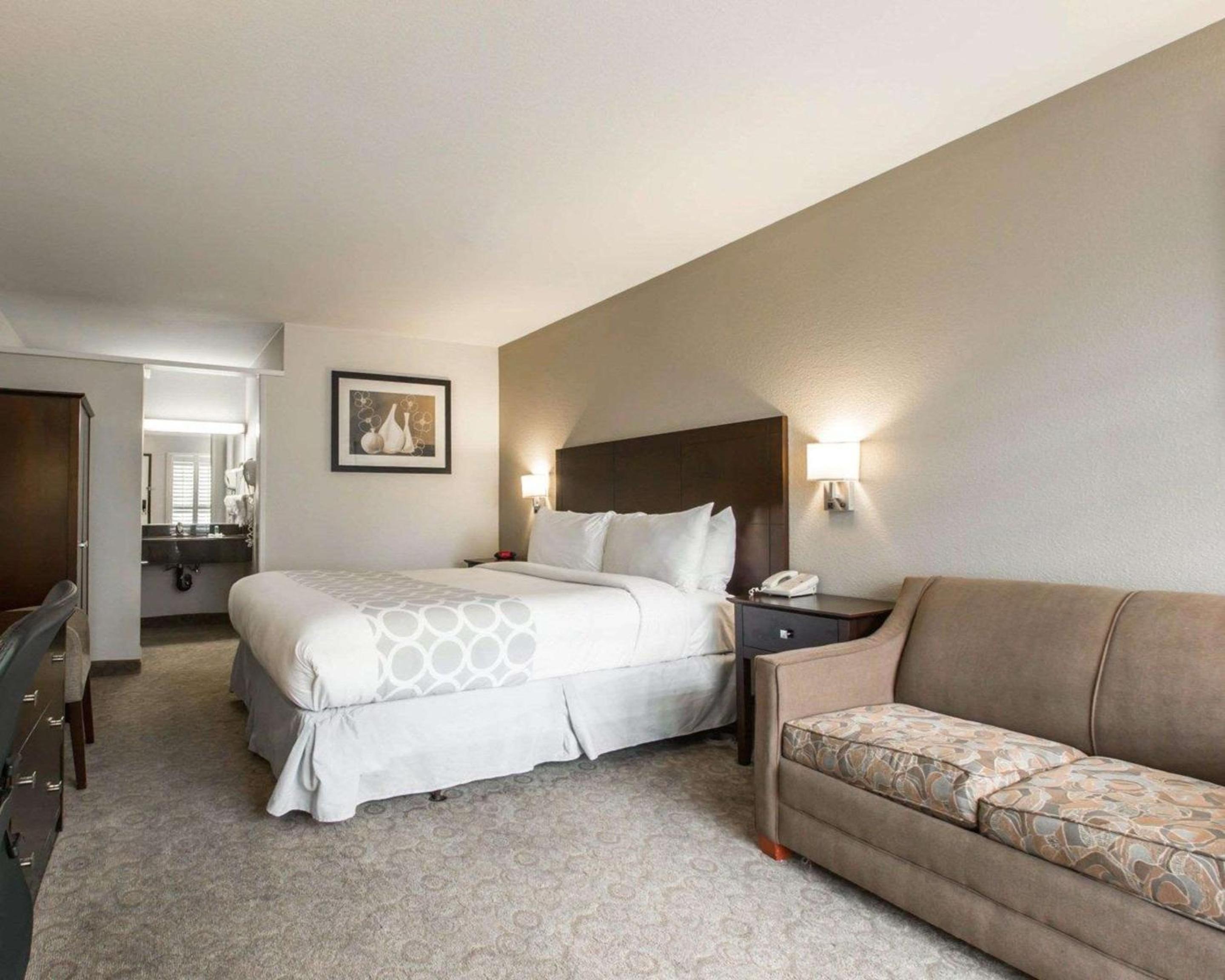 King Suite With Sofa Bed - Non Smoking photo 1