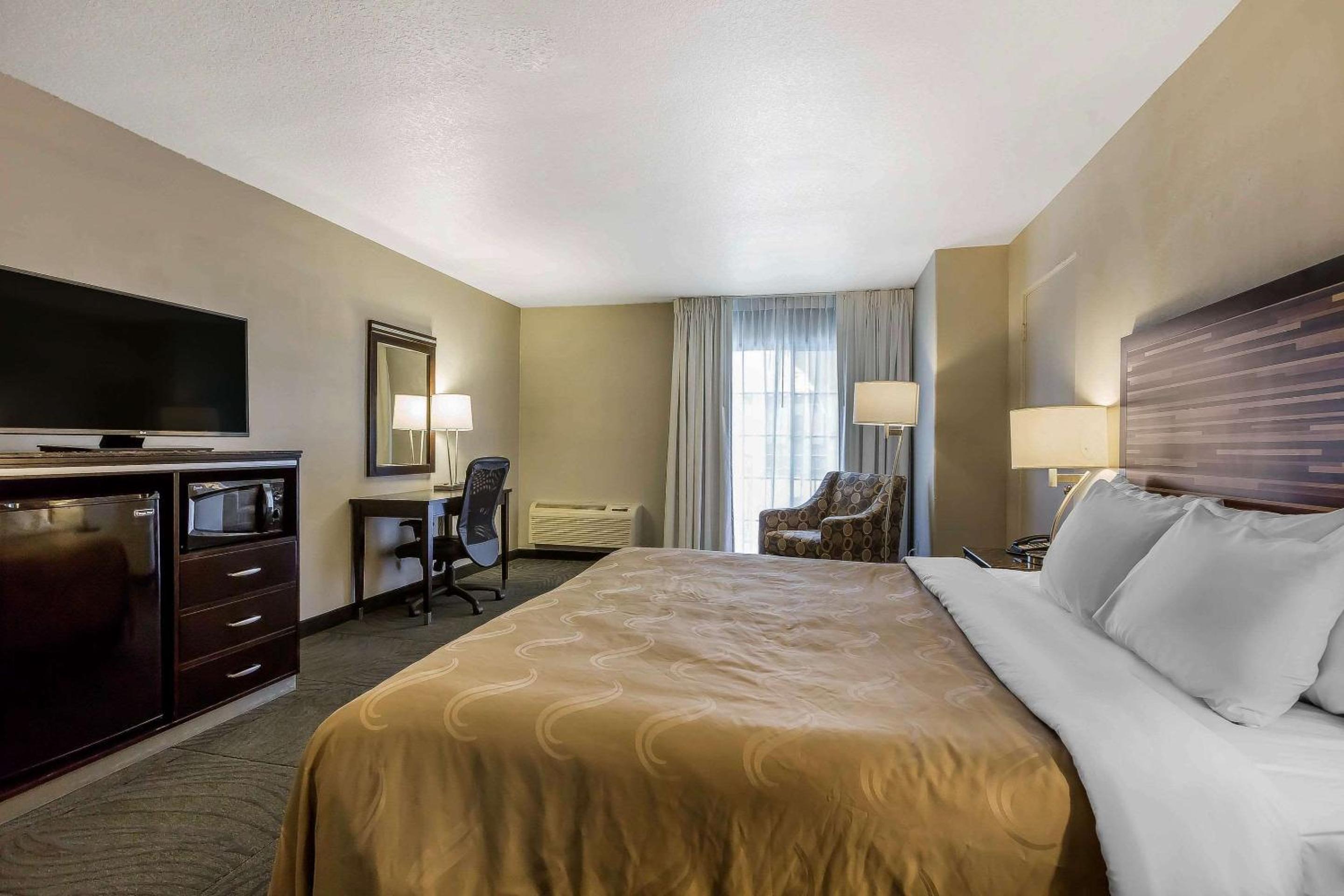 Deluxe Room, 1 King Bed with Sofa, Non Smoking - Photo 1