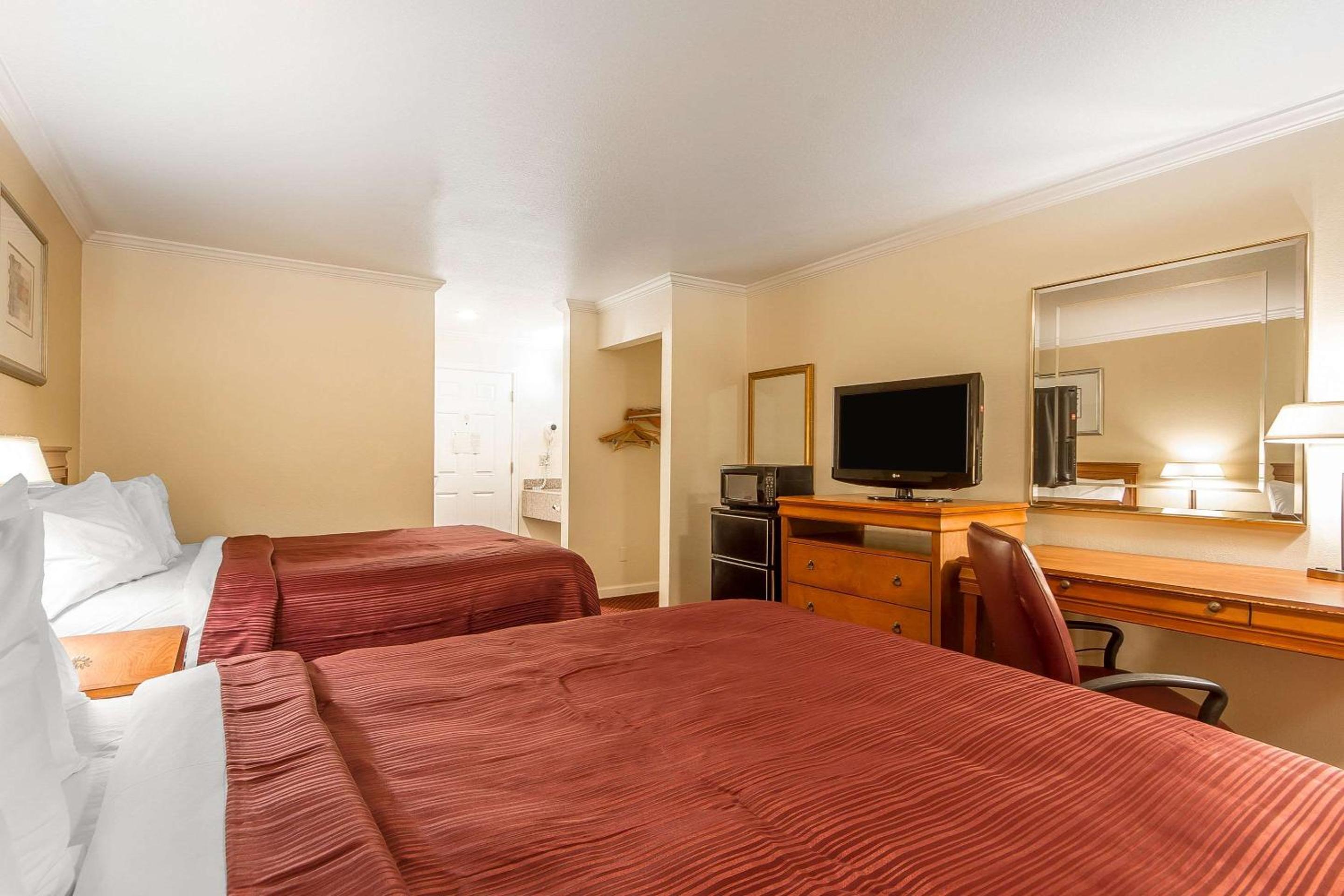 Queen Room with Two Queen Beds - Photo 3