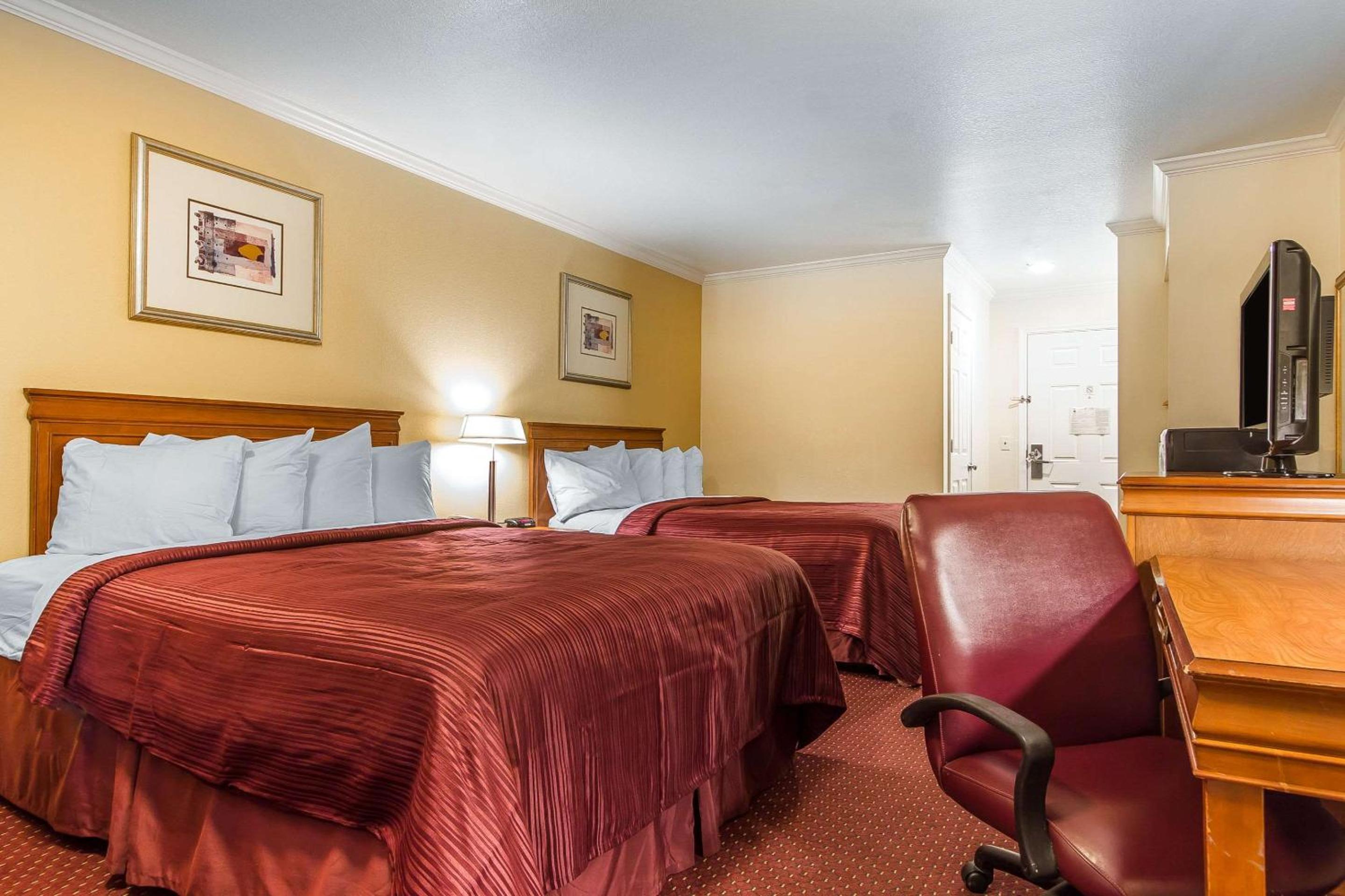 Queen Room with Two Queen Beds - Photo 4